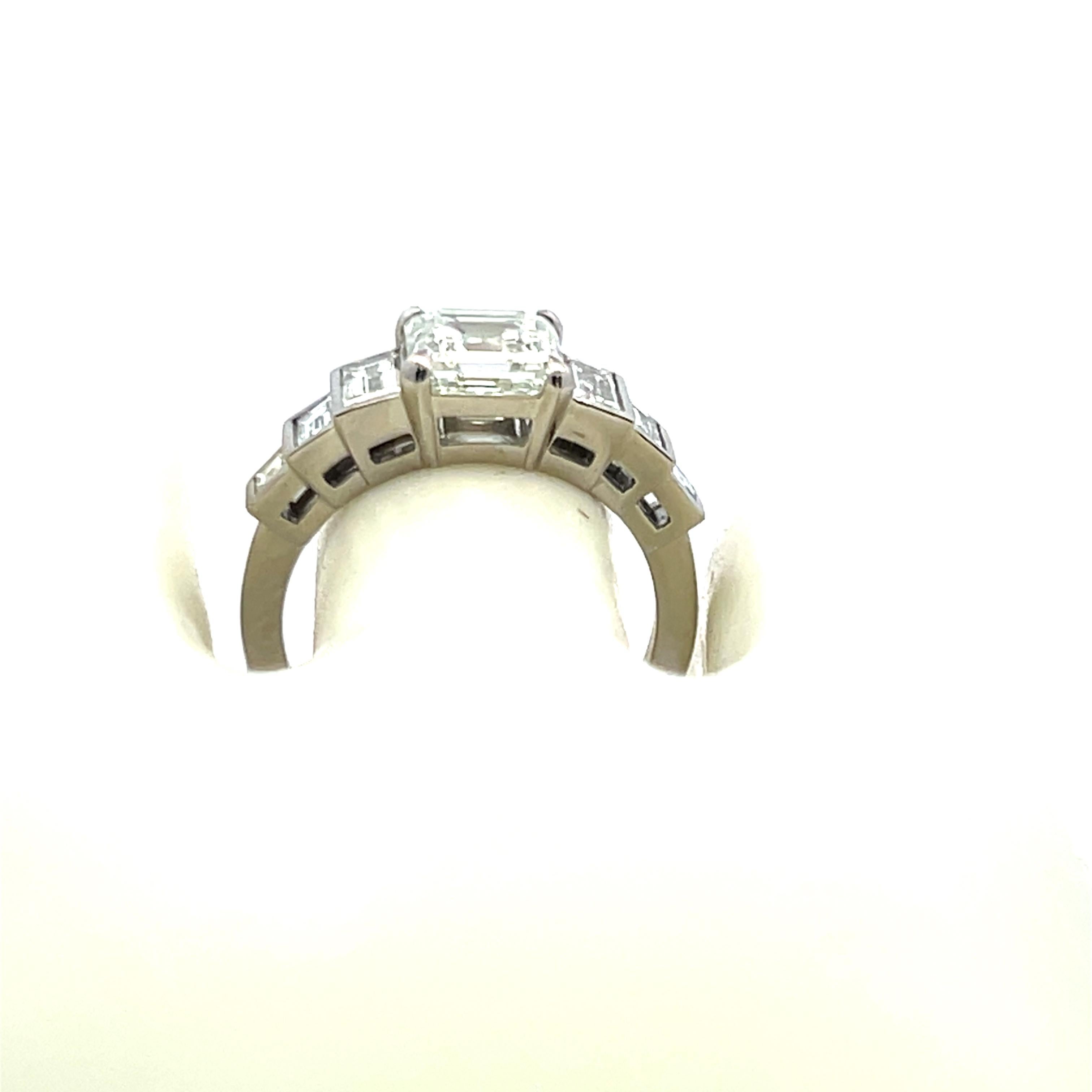 Anello di fidanzamento in platino con diamanti taglio Asscher e taglio Smeraldo da 3,23 carati in vendita 3