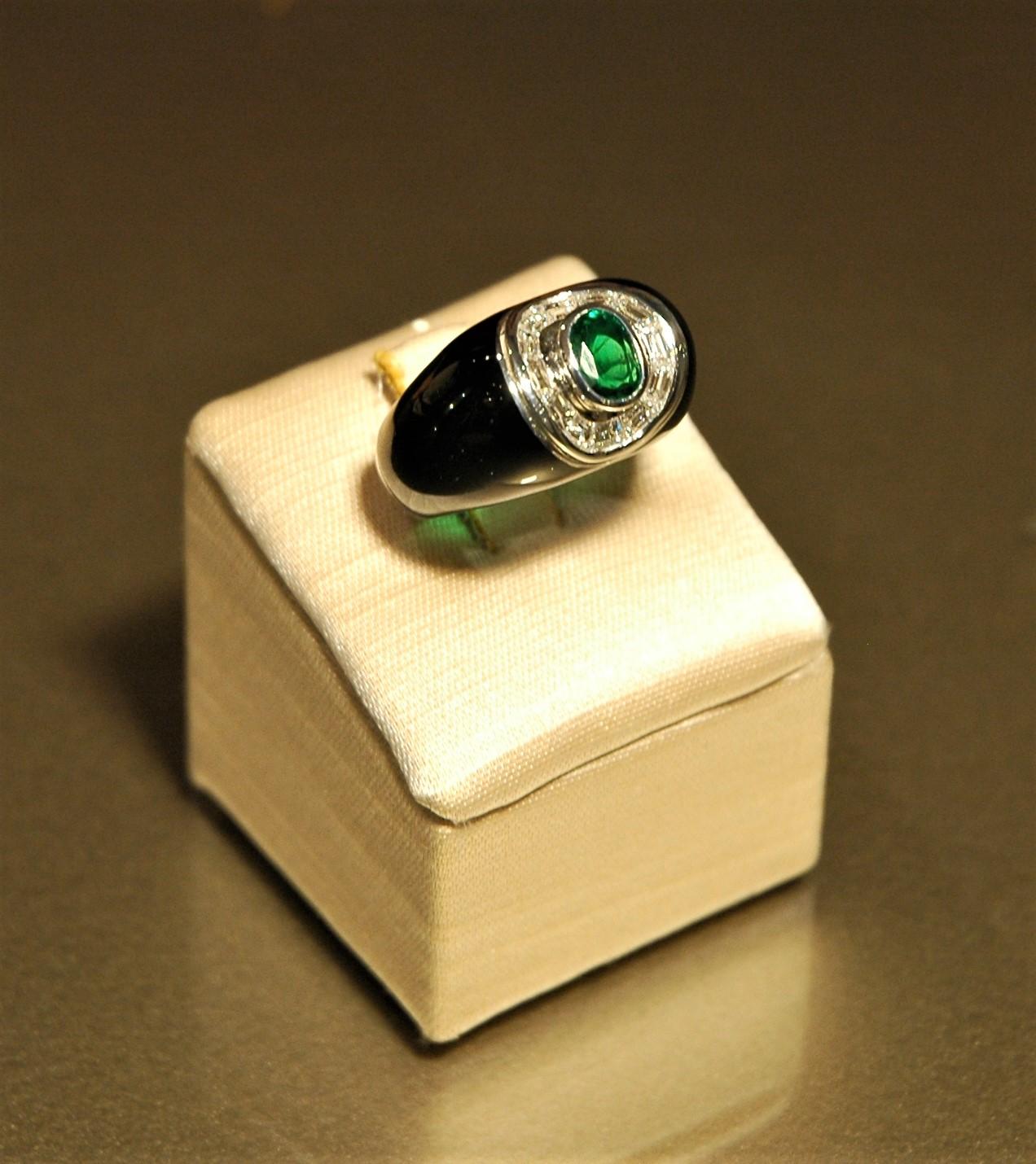 3.23 Ct Diamonds, 1.33 Ct Oval Emerald, Gold and BlackEnamel cocktail ring In New Condition For Sale In BARI, IT