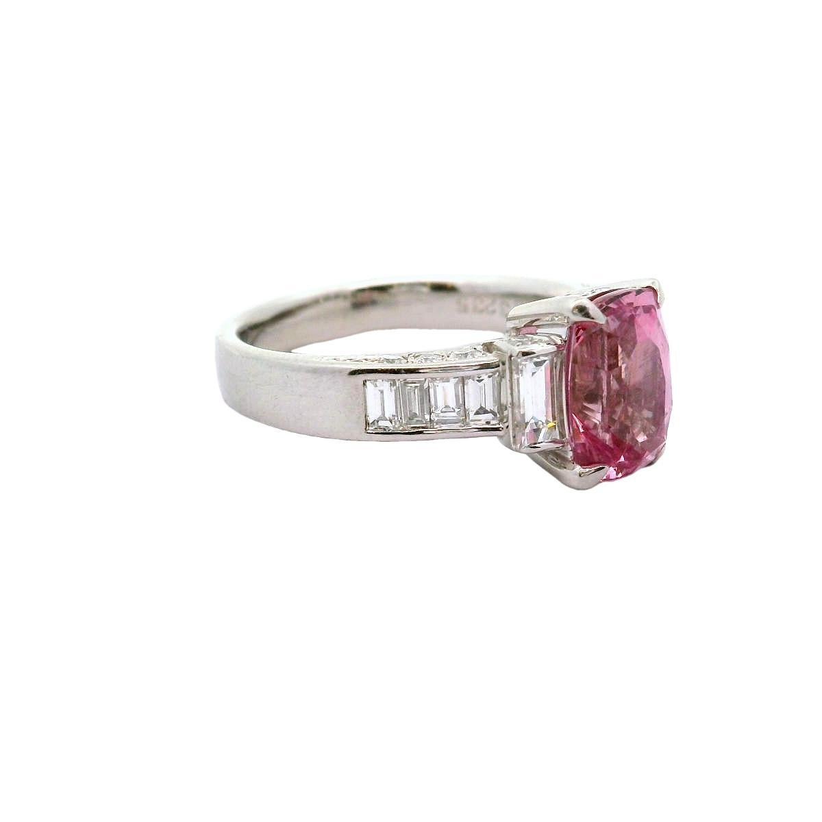 Ein schöner, aus Platin gefertigter Modering mit einem Padparadscha-Saphir im Kissenschliff von 3,23 Karat. Der Saphir hat eine leuchtende, orangerote Farbe, die sehr hell und sauber ist. Flankiert wird der Hauptstein von weißen Diamanten im