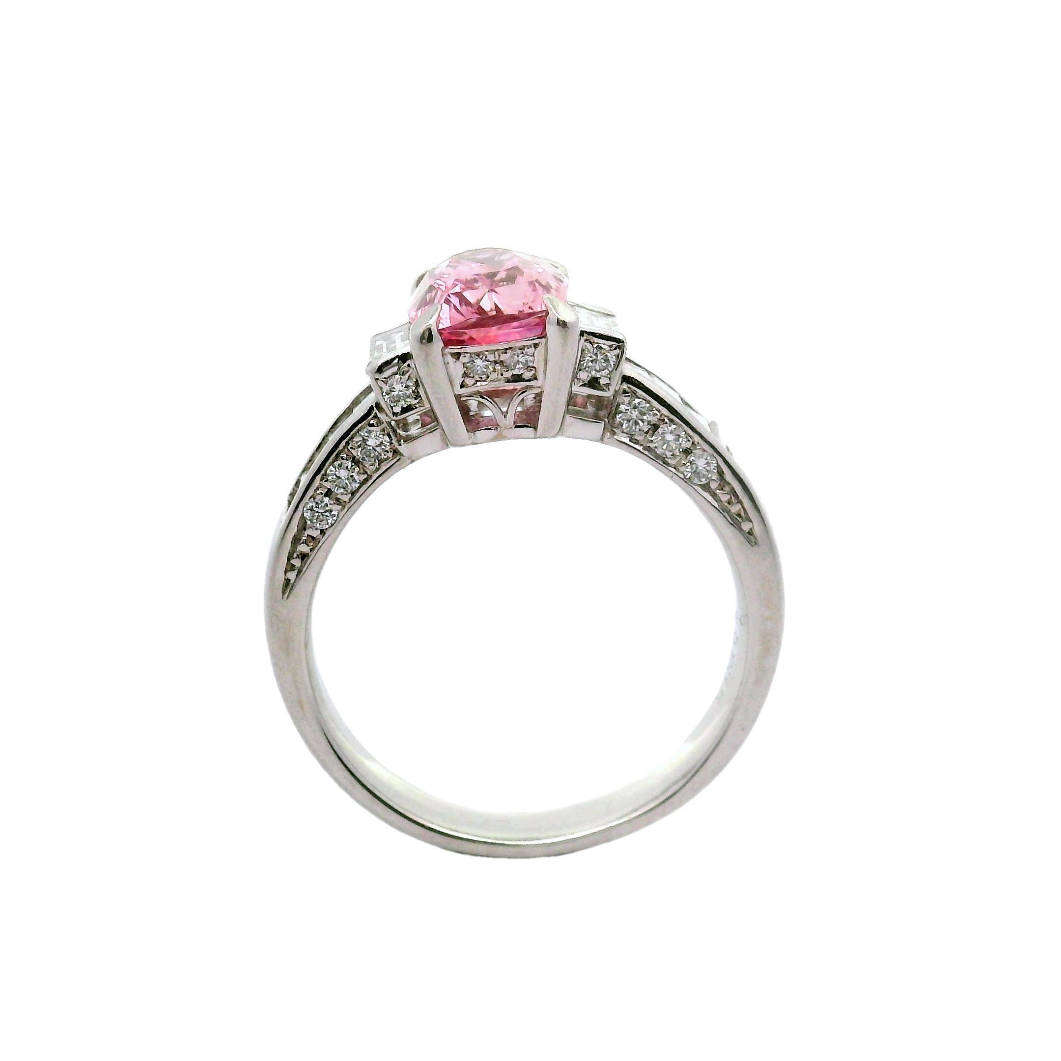 Platinring mit 3,23 Karat Padparadscha-Saphir und Diamant, GRS-zertifiziert (Kissenschliff) im Angebot