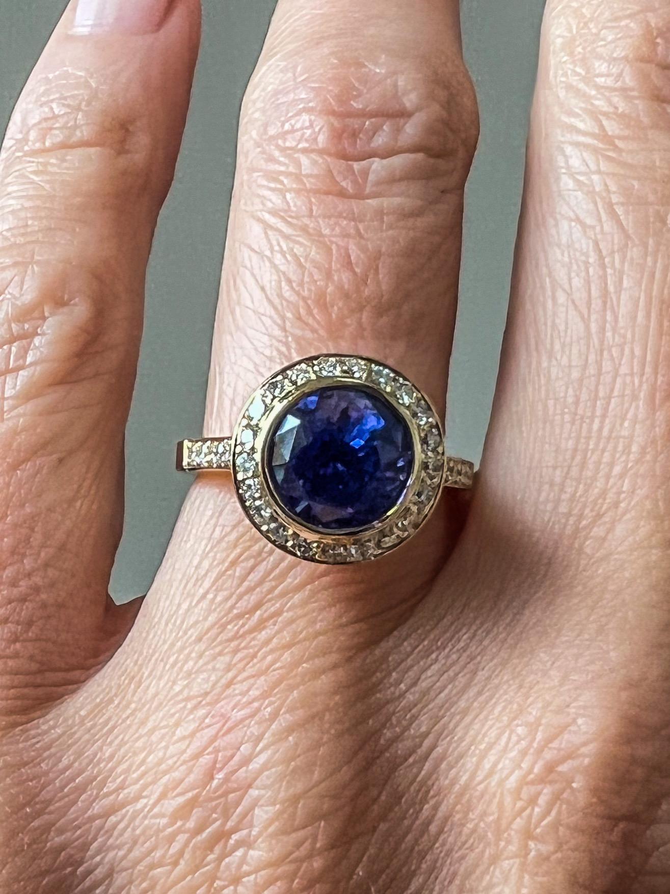3,23 Karat unerhitzter blauer/violetter Saphir & Diamant Halo-Ring aus 14K Gelbgold  im Angebot 4