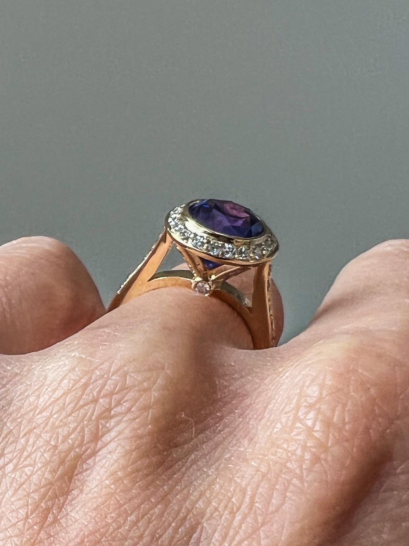 3,23 Karat unerhitzter blauer/violetter Saphir & Diamant Halo-Ring aus 14K Gelbgold  im Angebot 5