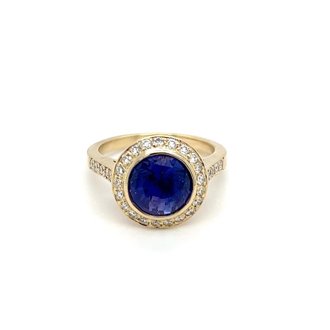 Ein 14 Karat Gelbgold Halo-Design Ring mit einem runden natürlichen unerhitzten blau bis lila in Farbe Saphir, ca. 3,23 Karat, umgeben von einundfünfzig (51) runde Diamanten im Brillantschliff, ca. 0,50 Karat Gesamtgewicht mit passenden H / I Farbe