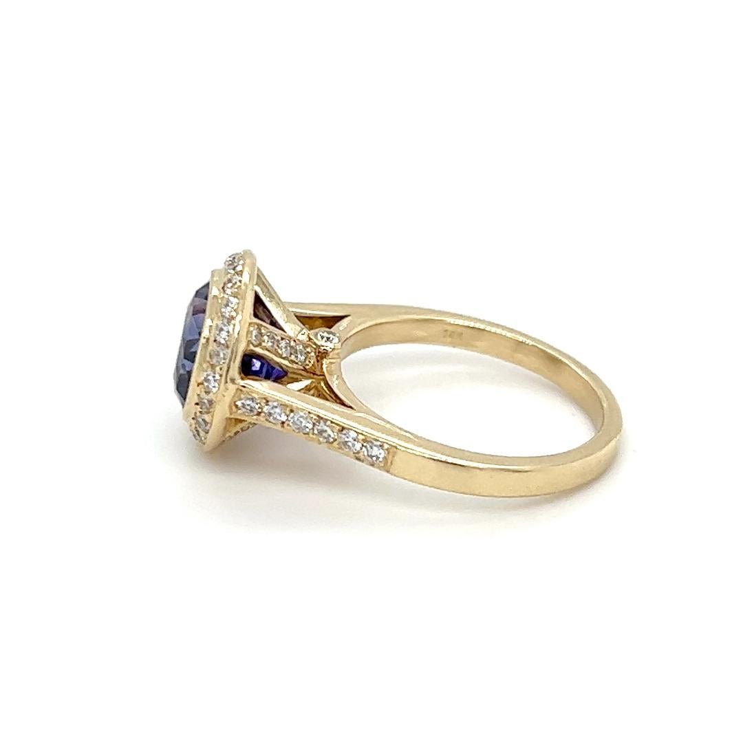 3,23 Karat unerhitzter blauer/violetter Saphir & Diamant Halo-Ring aus 14K Gelbgold  (Zeitgenössisch) im Angebot