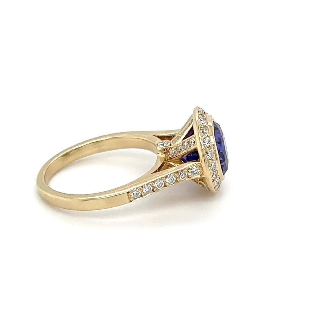 3,23 Karat unerhitzter blauer/violetter Saphir & Diamant Halo-Ring aus 14K Gelbgold  (Rundschliff) im Angebot