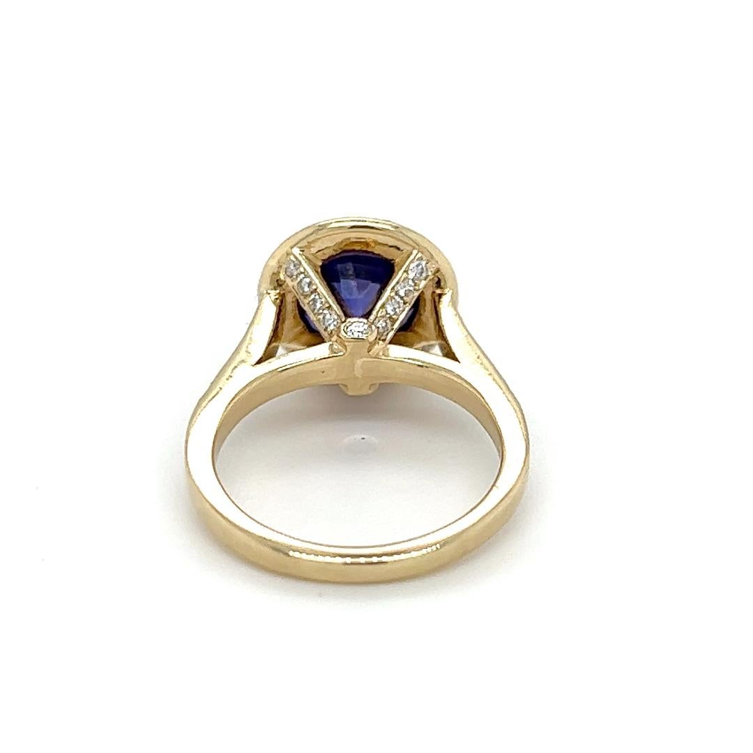 3,23 Karat unerhitzter blauer/violetter Saphir & Diamant Halo-Ring aus 14K Gelbgold  im Zustand „Gut“ im Angebot in Towson, MD