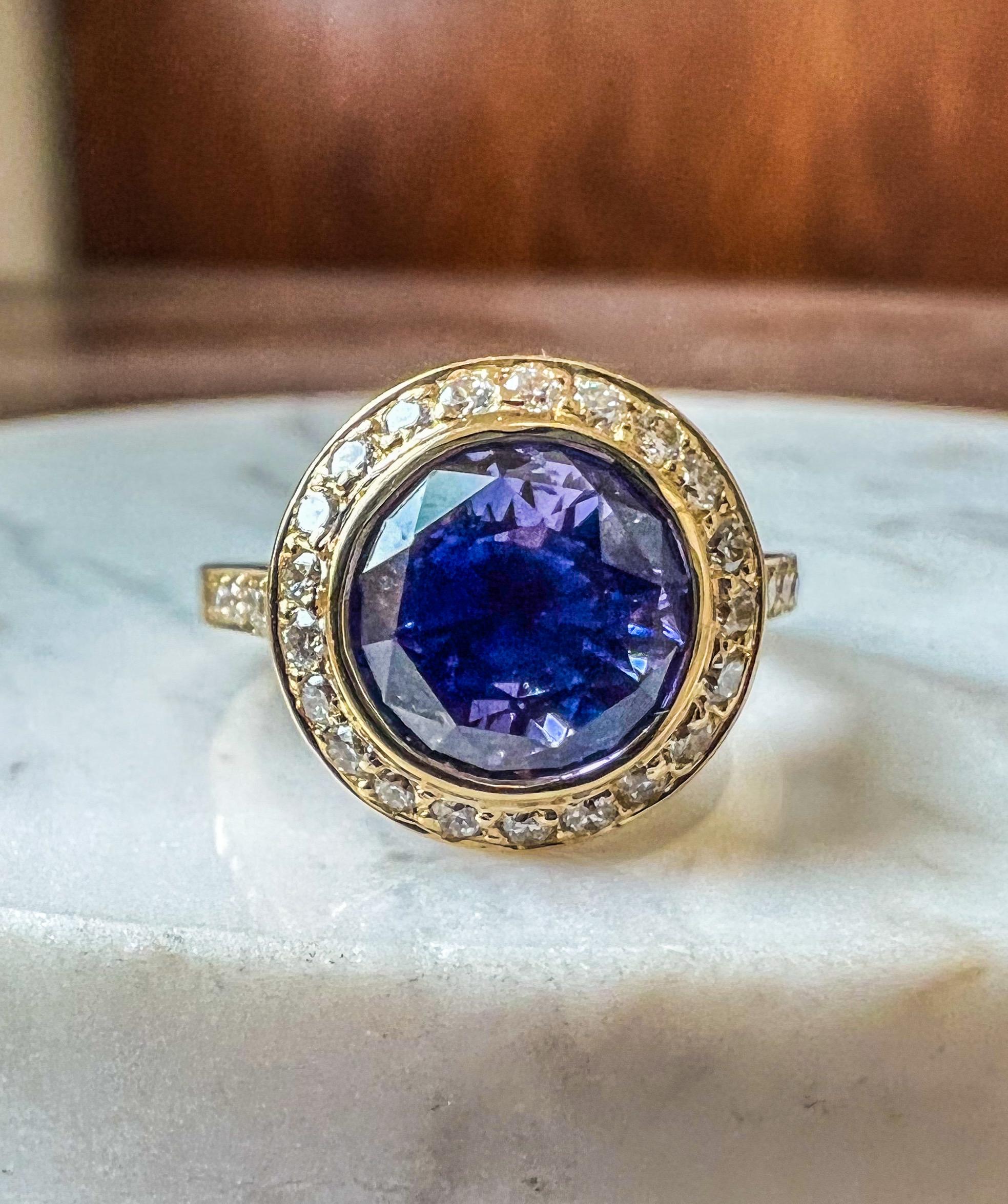 3,23 Karat unerhitzter blauer/violetter Saphir & Diamant Halo-Ring aus 14K Gelbgold  Damen im Angebot