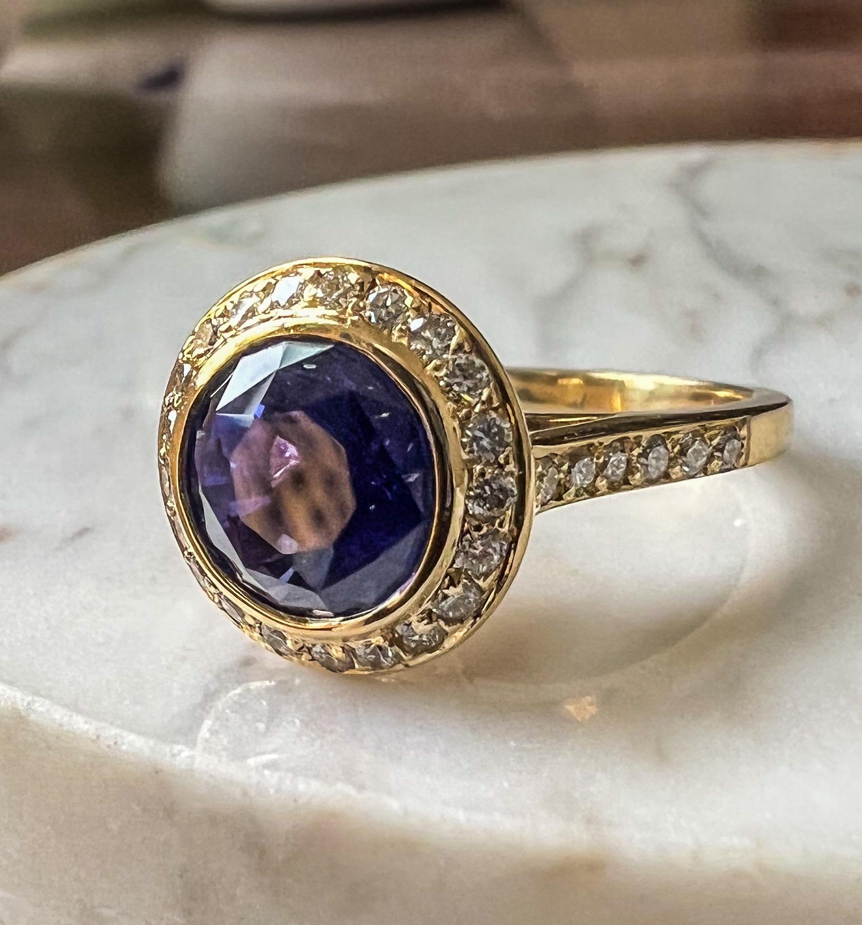 3,23 Karat unerhitzter blauer/violetter Saphir & Diamant Halo-Ring aus 14K Gelbgold  im Angebot 1