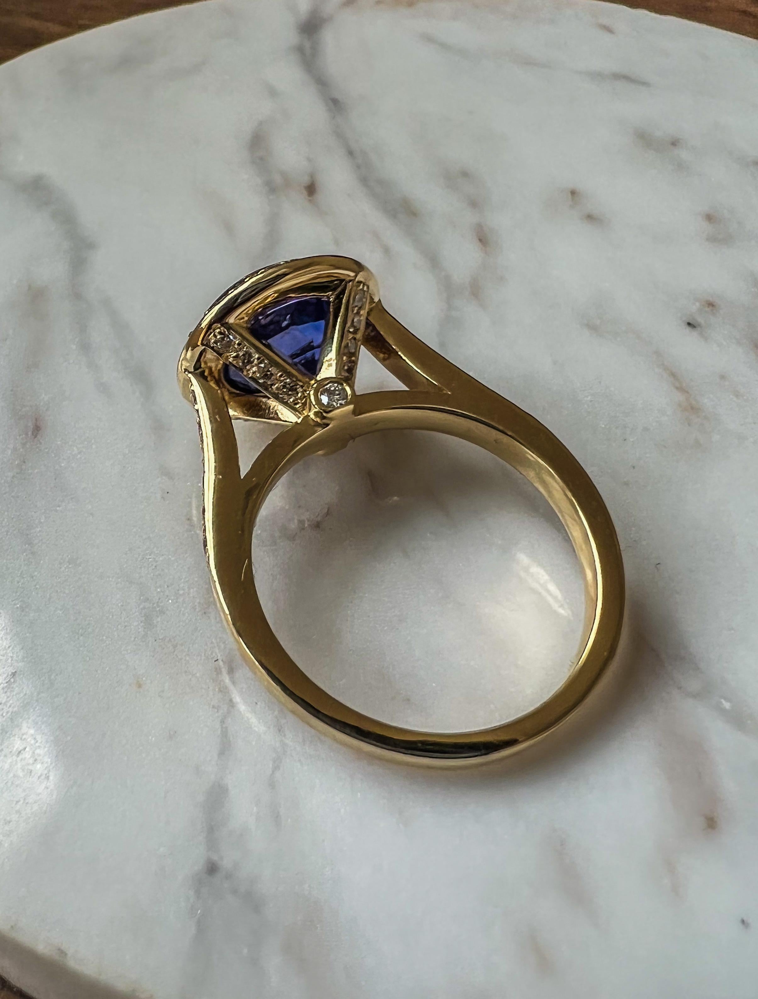 3,23 Karat unerhitzter blauer/violetter Saphir & Diamant Halo-Ring aus 14K Gelbgold  im Angebot 2