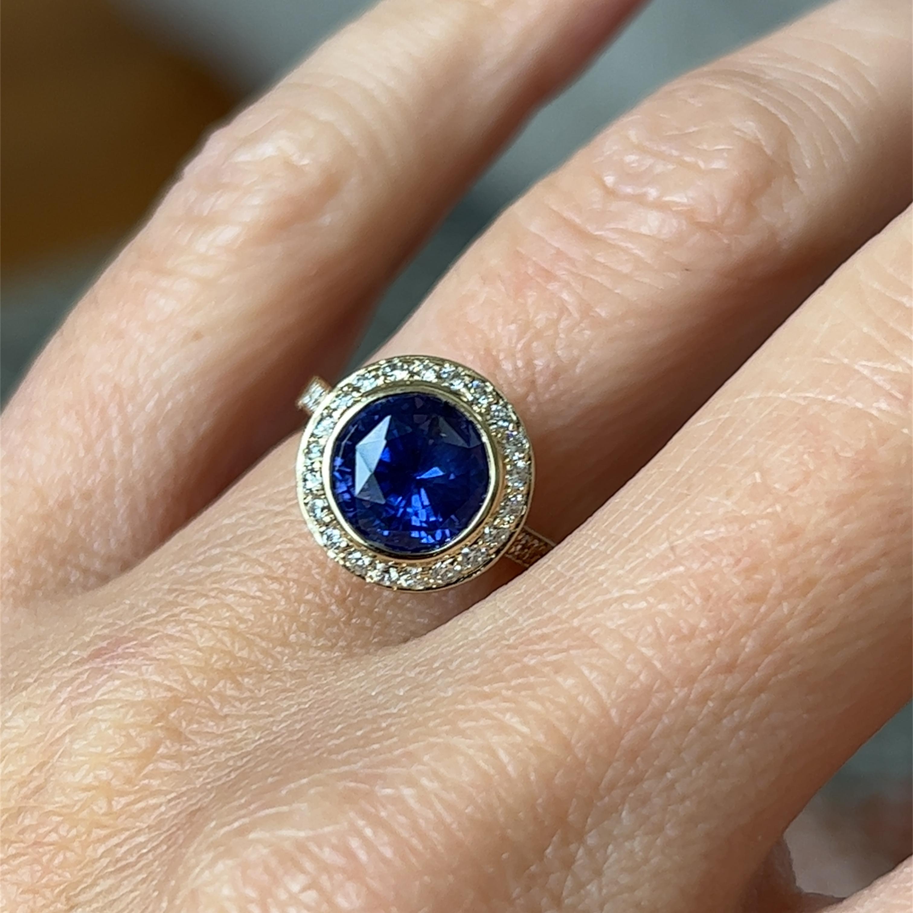 3,23 Karat unerhitzter blauer/violetter Saphir & Diamant Halo-Ring aus 14K Gelbgold  im Angebot 3