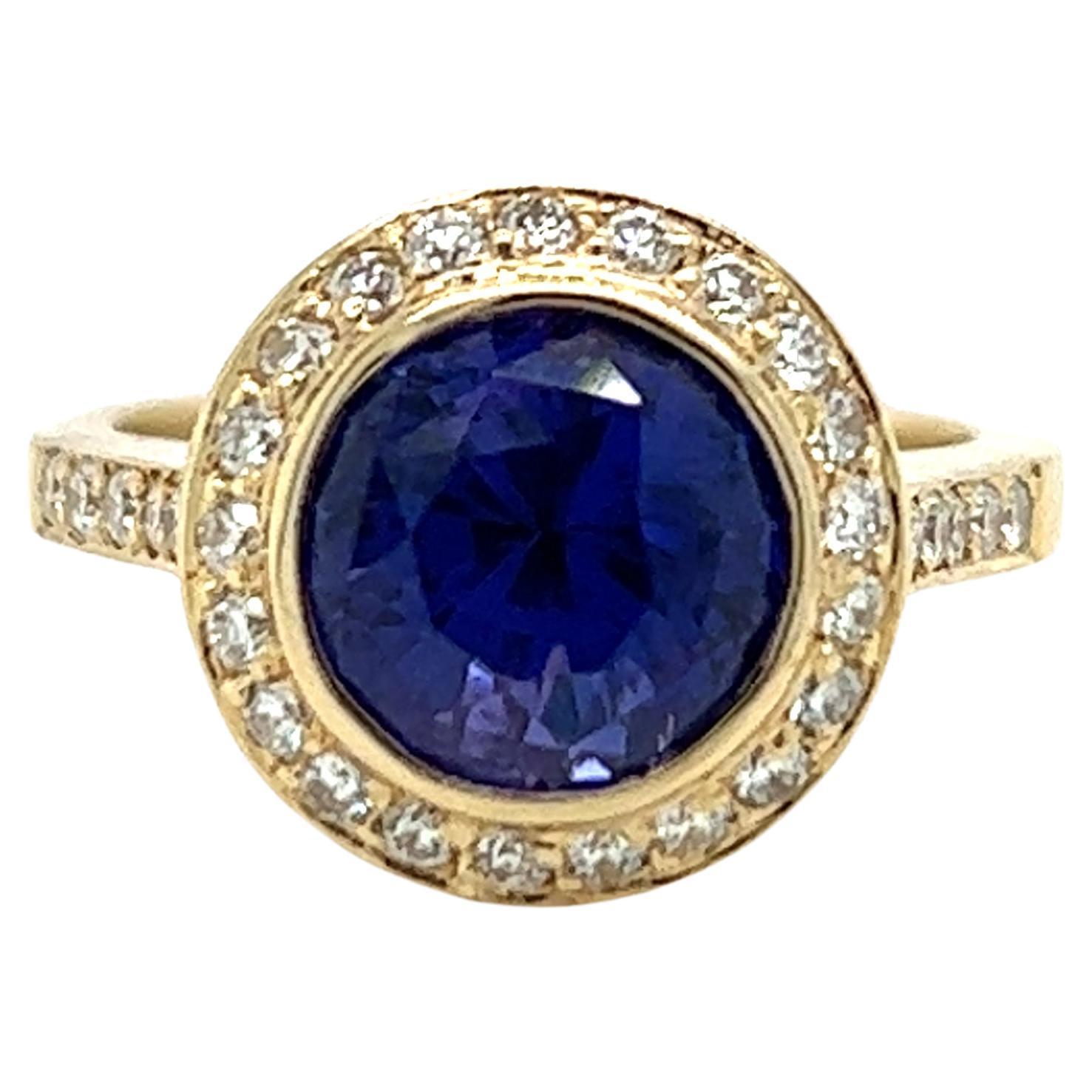 3,23 Karat unerhitzter blauer/violetter Saphir & Diamant Halo-Ring aus 14K Gelbgold  im Angebot