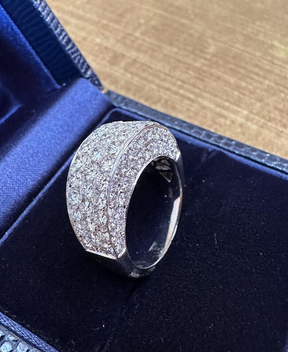 Bague Dome en or blanc 18 carats, poids total de 3,23 carats, ornée d'une bande de diamants

La bague Pave Dome Diamond présente 3,23 carats de diamants ronds et brillants, sertis en Pave en trois rangées sur le haut de la bague et en deux rangées