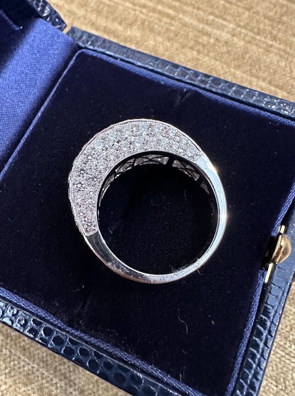 Taille ronde Bague Dome en or blanc 18 carats, poids total de 3,23 carats, ornée d'une bande de diamants en vente