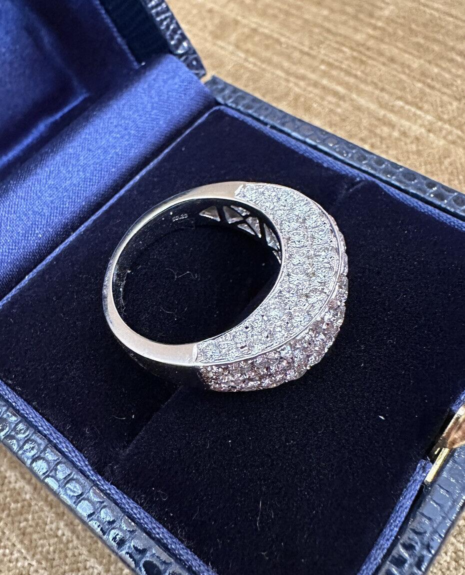 Bague Dome en or blanc 18 carats, poids total de 3,23 carats, ornée d'une bande de diamants Excellent état - En vente à La Jolla, CA