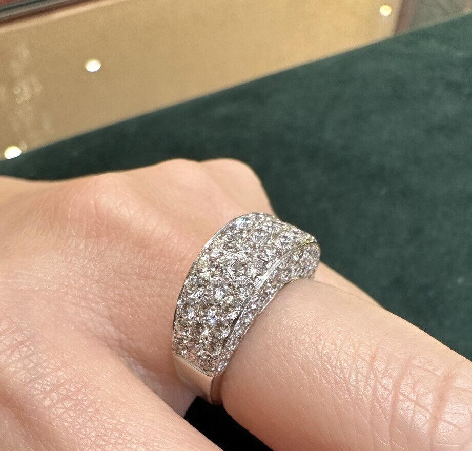 Bague Dome en or blanc 18 carats, poids total de 3,23 carats, ornée d'une bande de diamants Pour femmes en vente