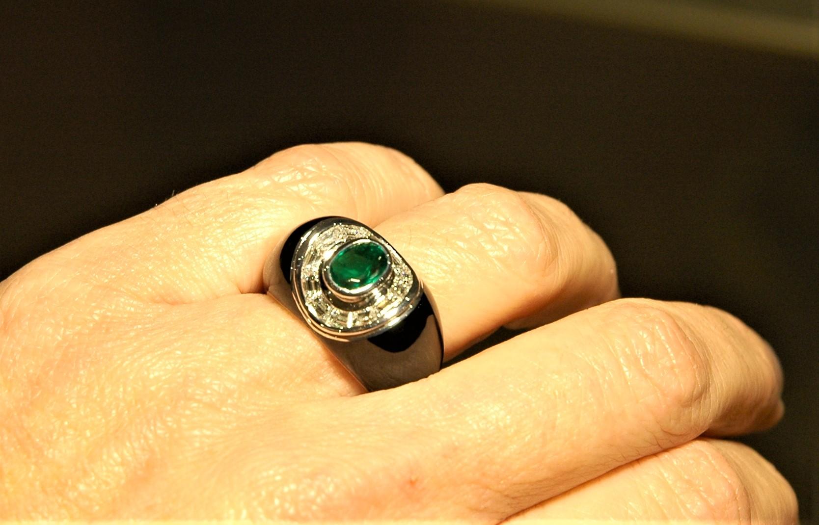 3.23 Ct Diamonds, 1.33 Ct Oval Emerald, Gold and BlackEnamel cocktail ring For Sale 1