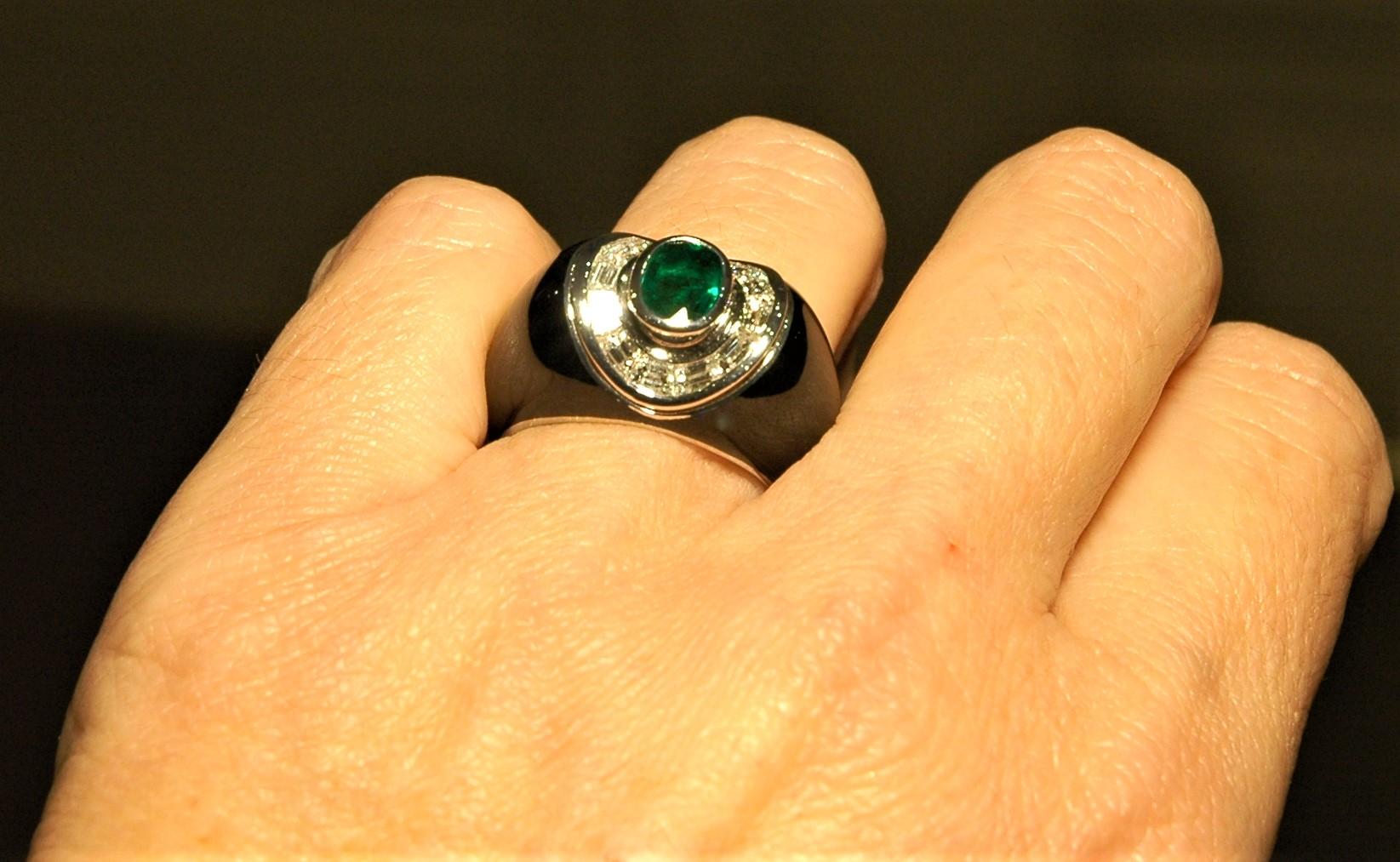 3.23 Ct Diamonds, 1.33 Ct Oval Emerald, Gold and BlackEnamel cocktail ring For Sale 2