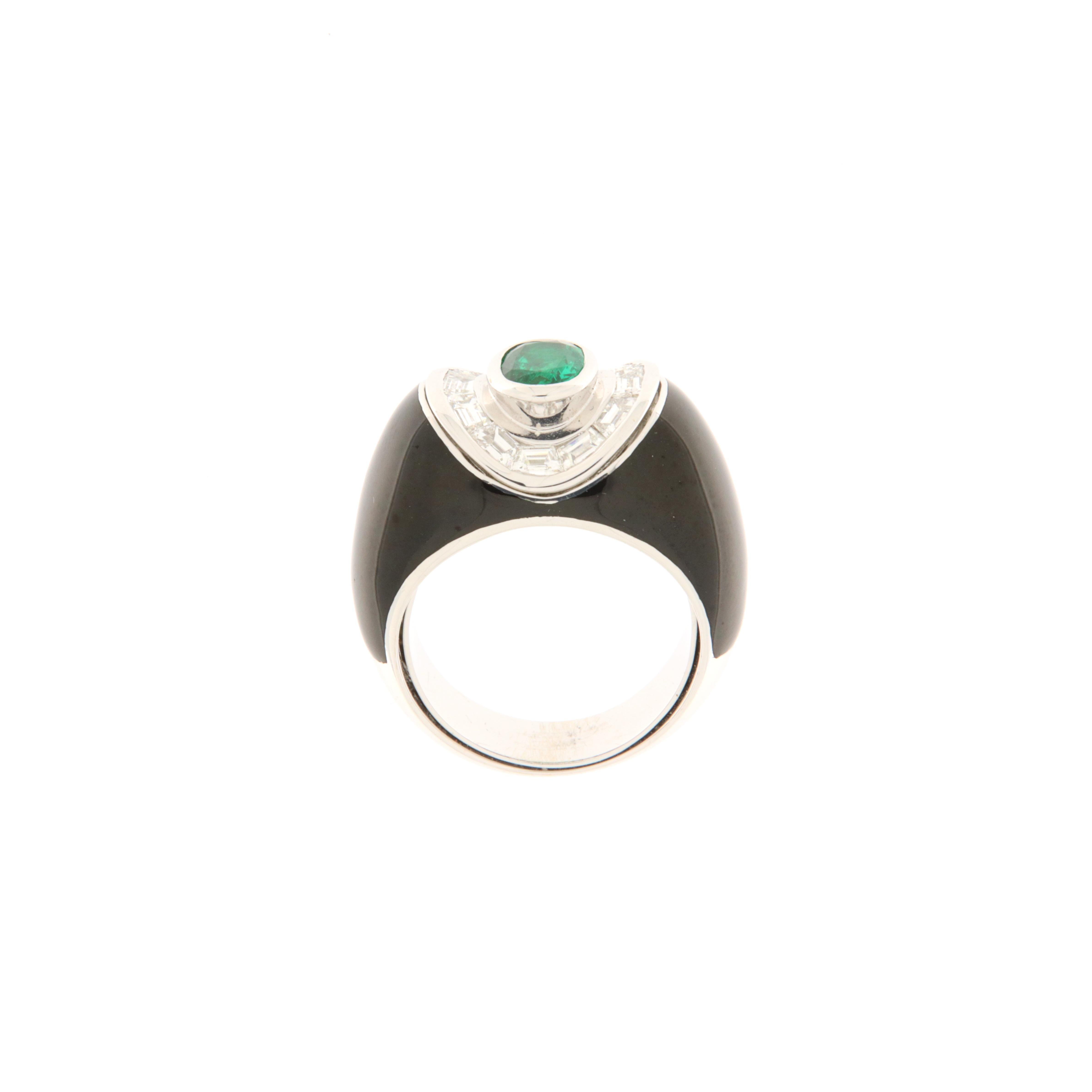 3.23 Ct Diamonds, 1.33 Ct Oval Emerald, Gold and BlackEnamel cocktail ring For Sale 5