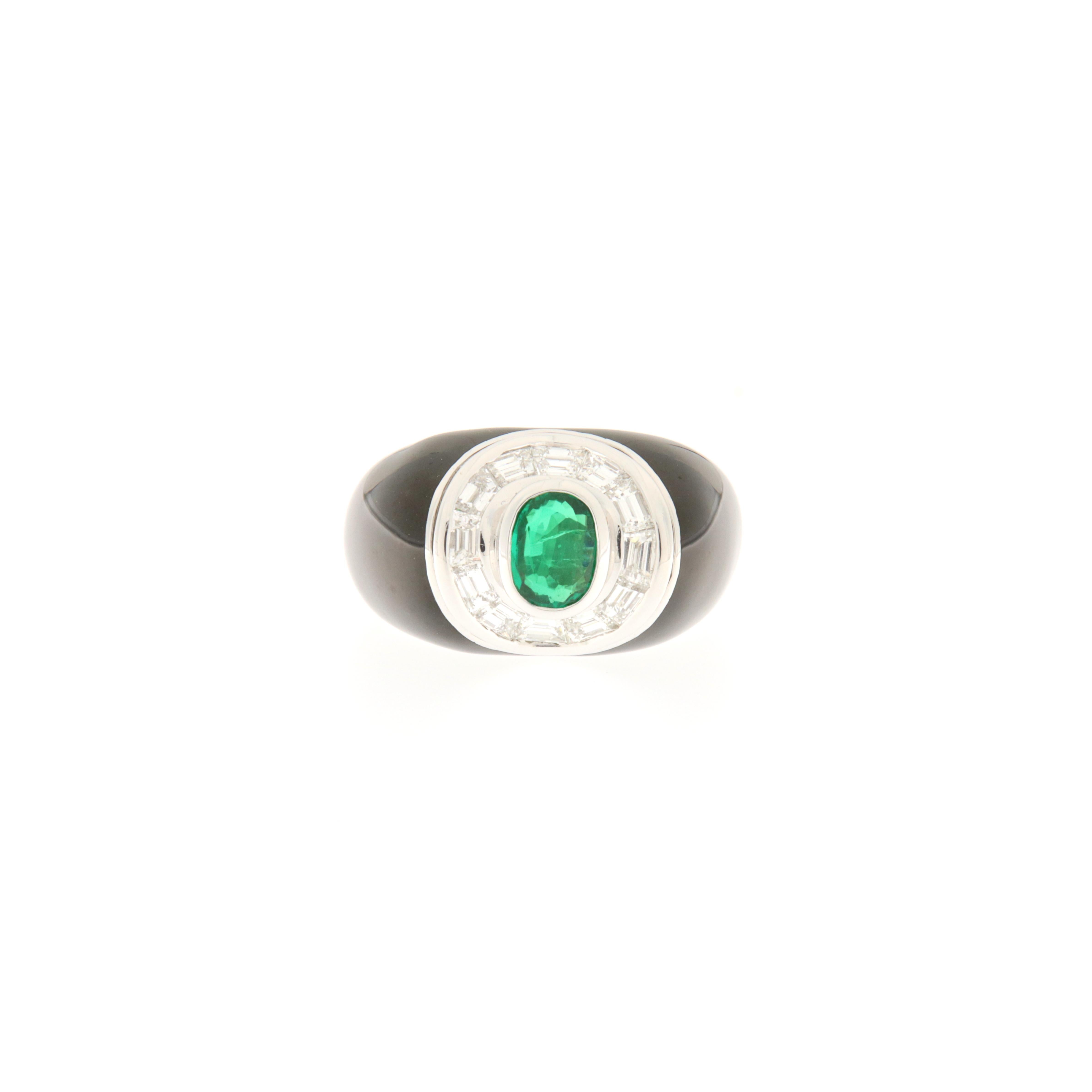 3.23 Ct Diamonds, 1.33 Ct Oval Emerald, Gold and BlackEnamel cocktail ring For Sale 3