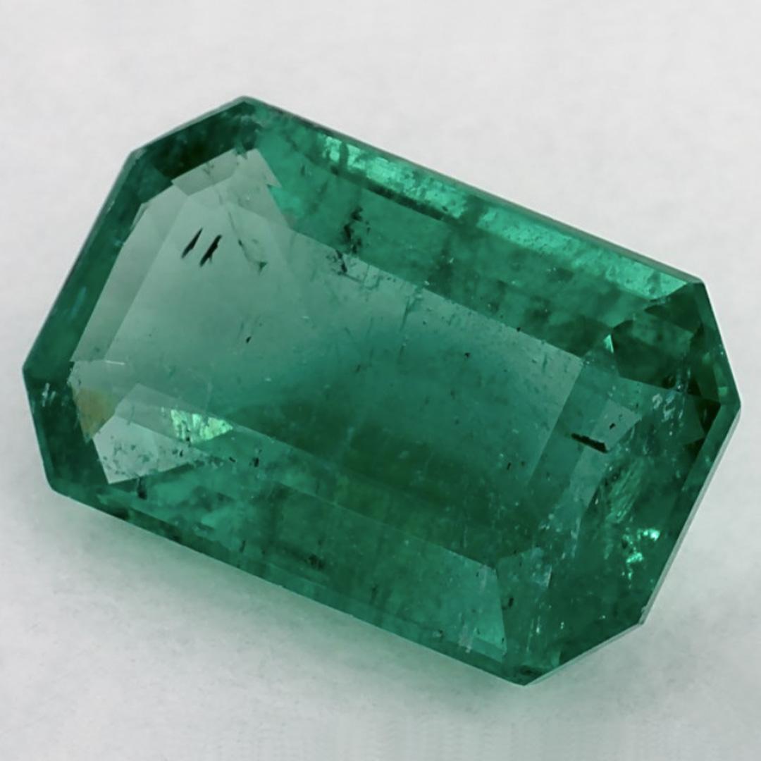 D'un vert éclatant, la pierre de naissance du mois de mai symbolise le renouveau de la croissance printanière. 

Explorez la vibrante collection d'émeraudes, de rubis et de saphirs de notre magasin, disponibles sous forme de pierres précieuses en
