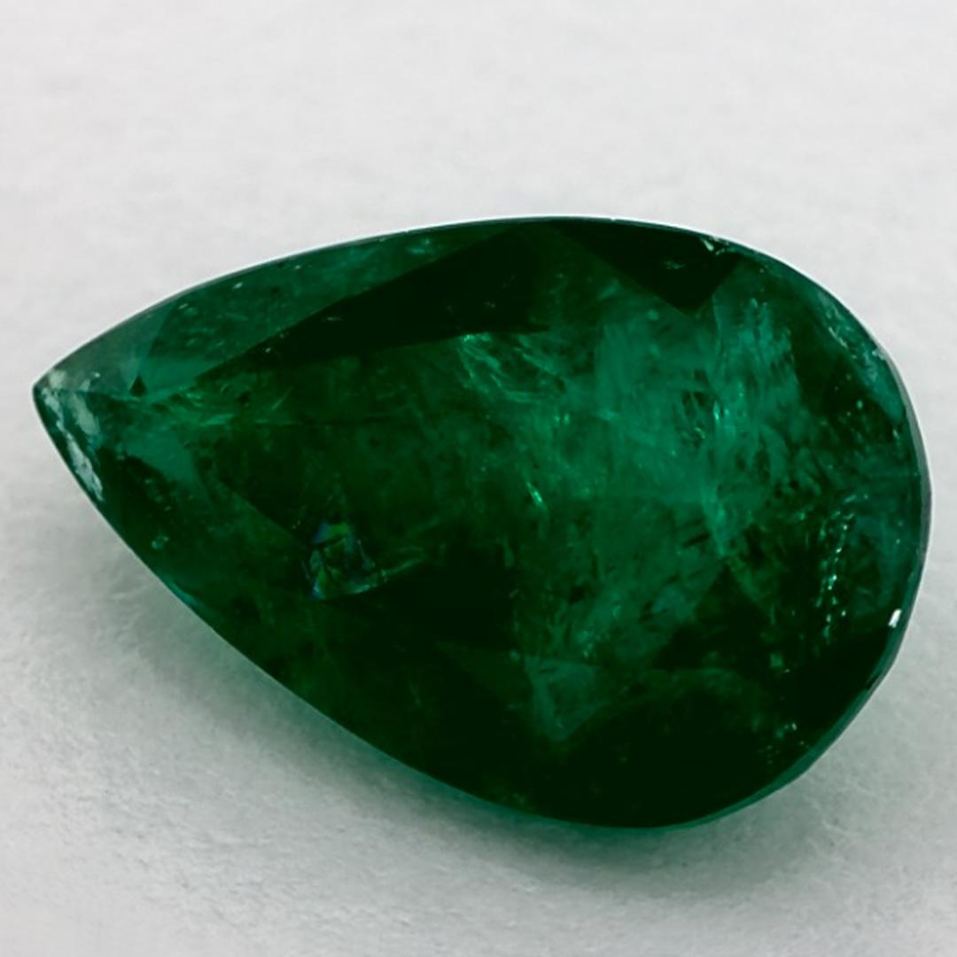 D'un vert éclatant, la pierre de naissance du mois de mai symbolise le renouveau de la croissance printanière. 

Explorez la vibrante collection d'émeraudes, de rubis et de saphirs de notre magasin, disponibles sous forme de pierres précieuses en