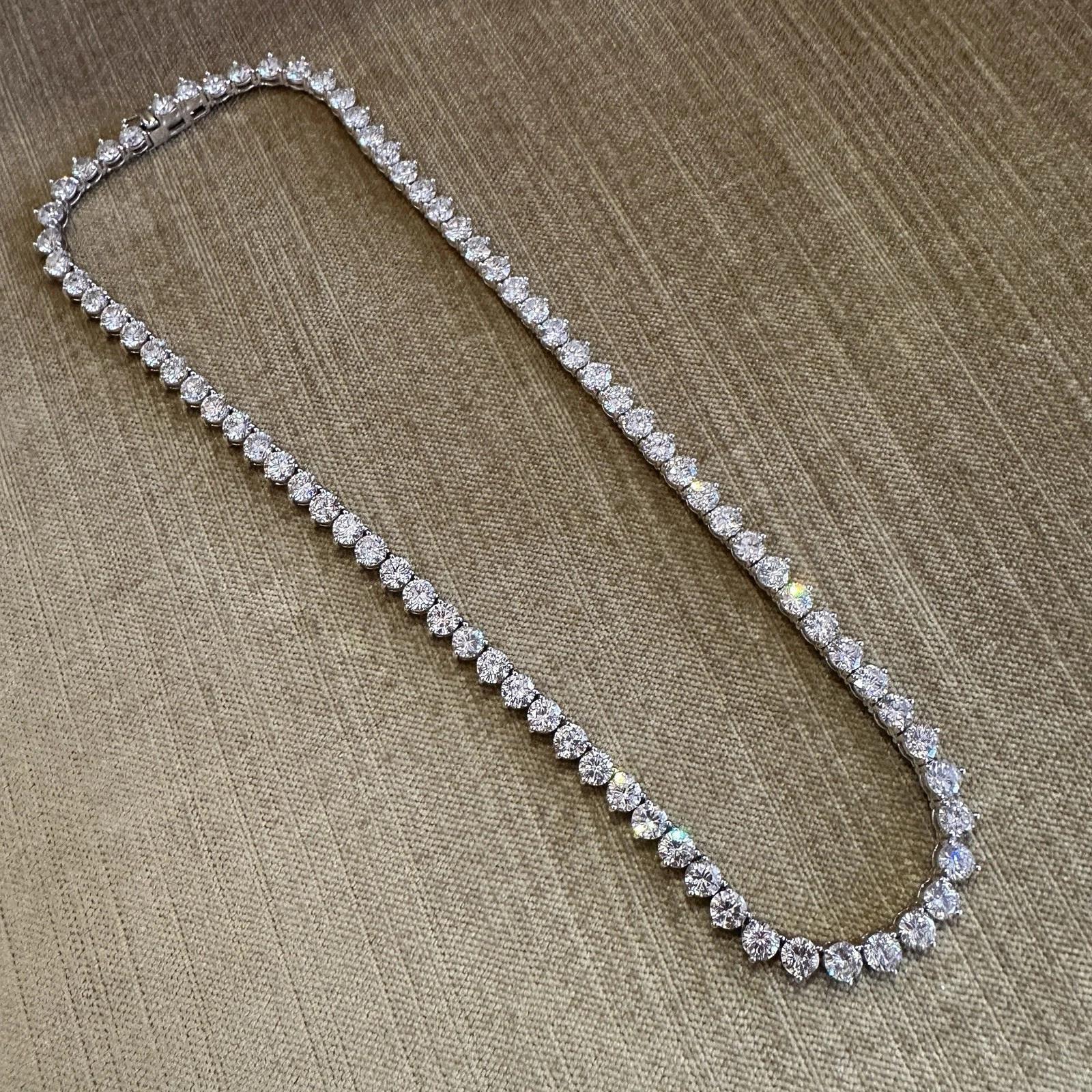 Collar de Tenis de Diamantes Naturales 32,32 cttw en Oro Blanco de 18k

El Collar de Tenis de Diamantes Redondos tiene 81 Diamantes Brillantes Redondos, con un total de 32,32 quilates, engastados en un pulido engaste de 3 garras de Oro Blanco de 18