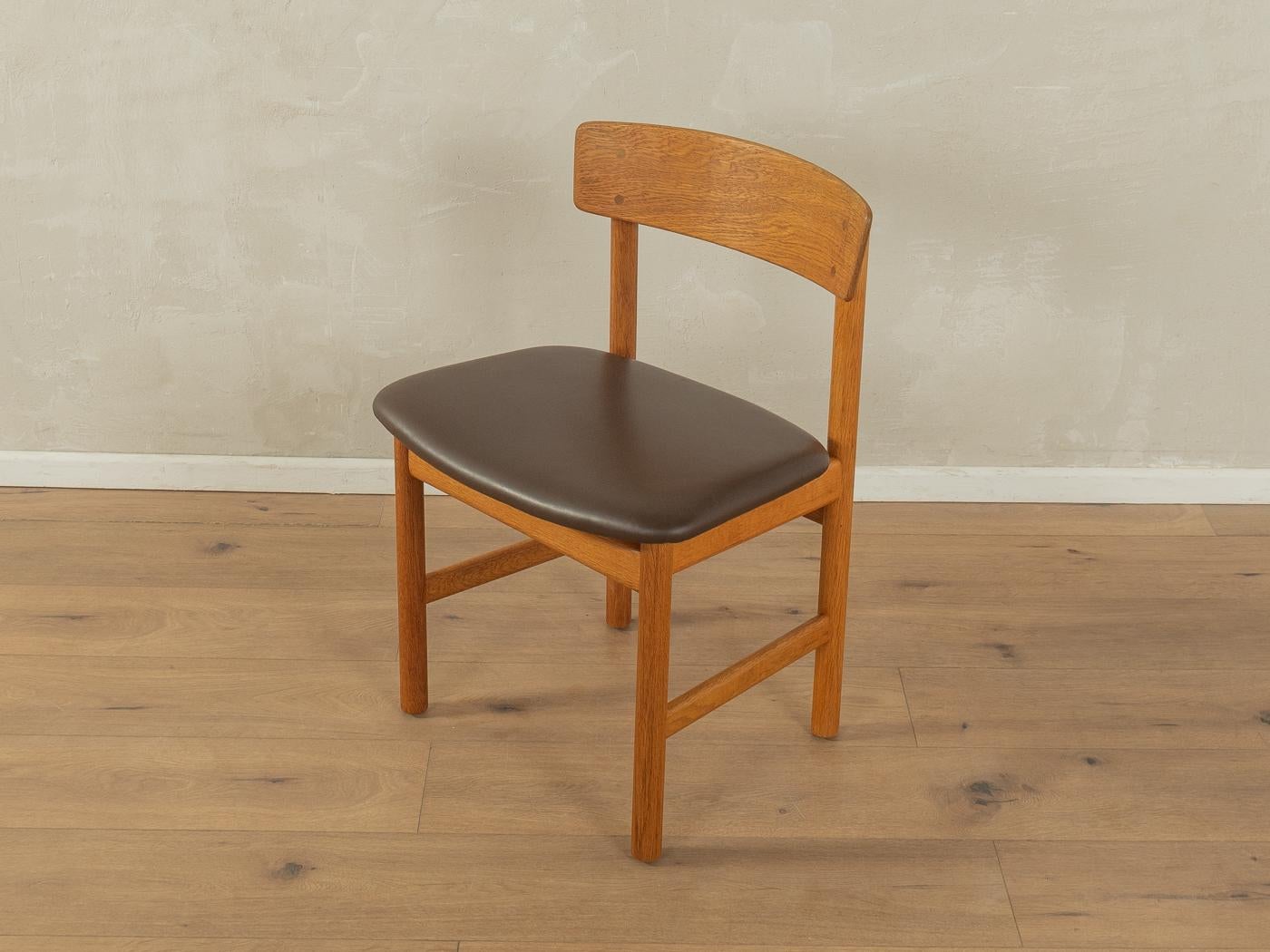3236 MØGENSEN dining chairs from the 1950s by Børge Mogensen for Fredericia Møbelfabrik. Solid oak frame. The chairs have been reupholstered and covered with the original leather in dark brown. The offer includes 5 chairs.

Quality