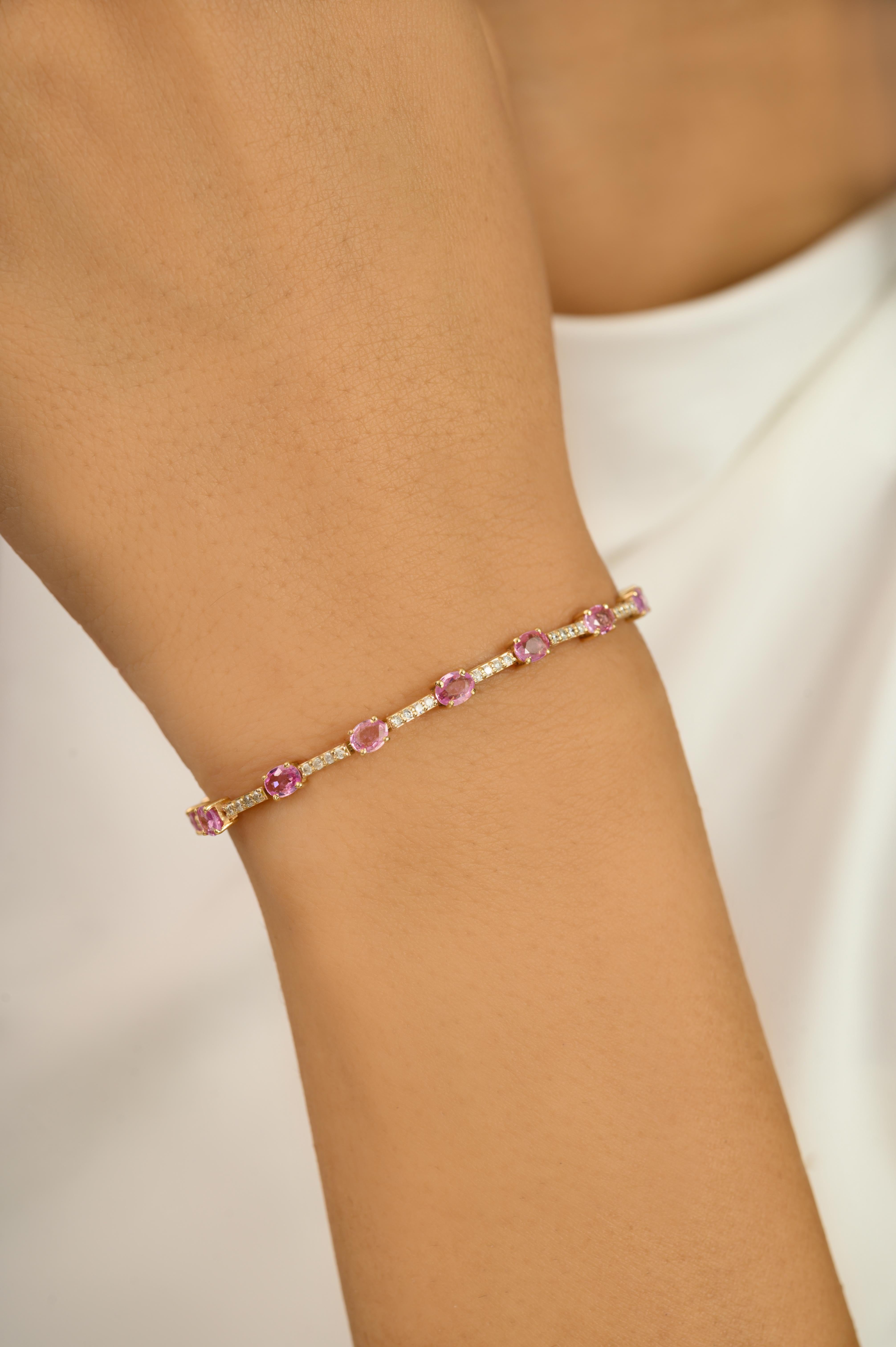 Cet élégant bracelet de tennis présente 3,23 carats de saphirs roses naturels de taille ovale, rehaussés de 0,48 carats de diamants ronds de taille brillant, méticuleusement sertis dans une monture à griffes et pavée en or jaune 14k. Conçue avec une