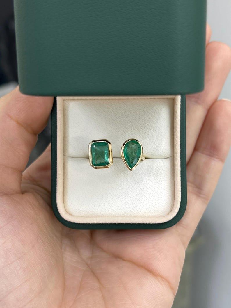 3,23 tcw 14K Smaragd Zwei-Stein Toi et Moi Ring - Lünette Set Smaragd & Birnenschliff (Moderne) im Angebot