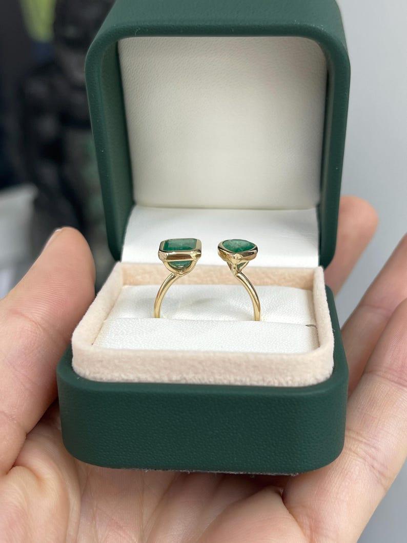 3,23 tcw 14K Smaragd Zwei-Stein Toi et Moi Ring - Lünette Set Smaragd & Birnenschliff im Zustand „Neu“ im Angebot in Jupiter, FL