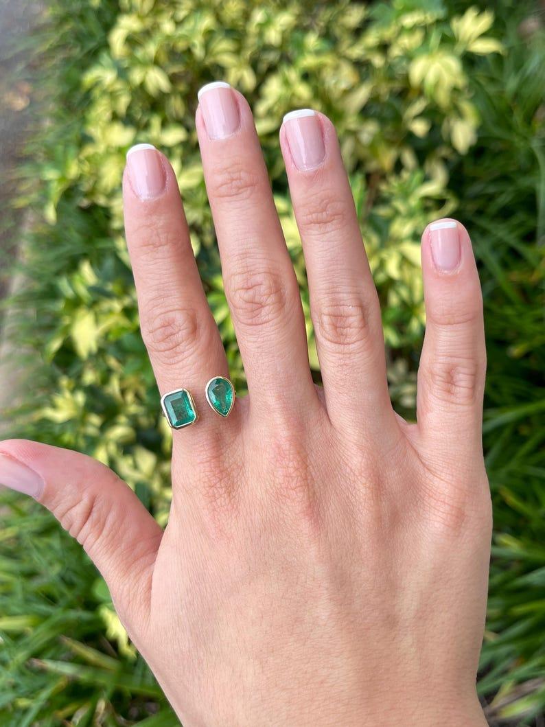 3,23 tcw 14K Smaragd Zwei-Stein Toi et Moi Ring - Lünette Set Smaragd & Birnenschliff Damen im Angebot