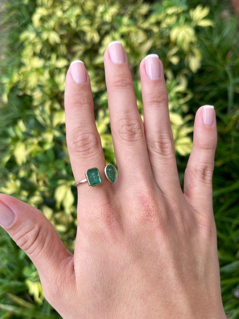 3,23 tcw 14K Smaragd Zwei-Stein Toi et Moi Ring - Lünette Set Smaragd & Birnenschliff im Angebot 1