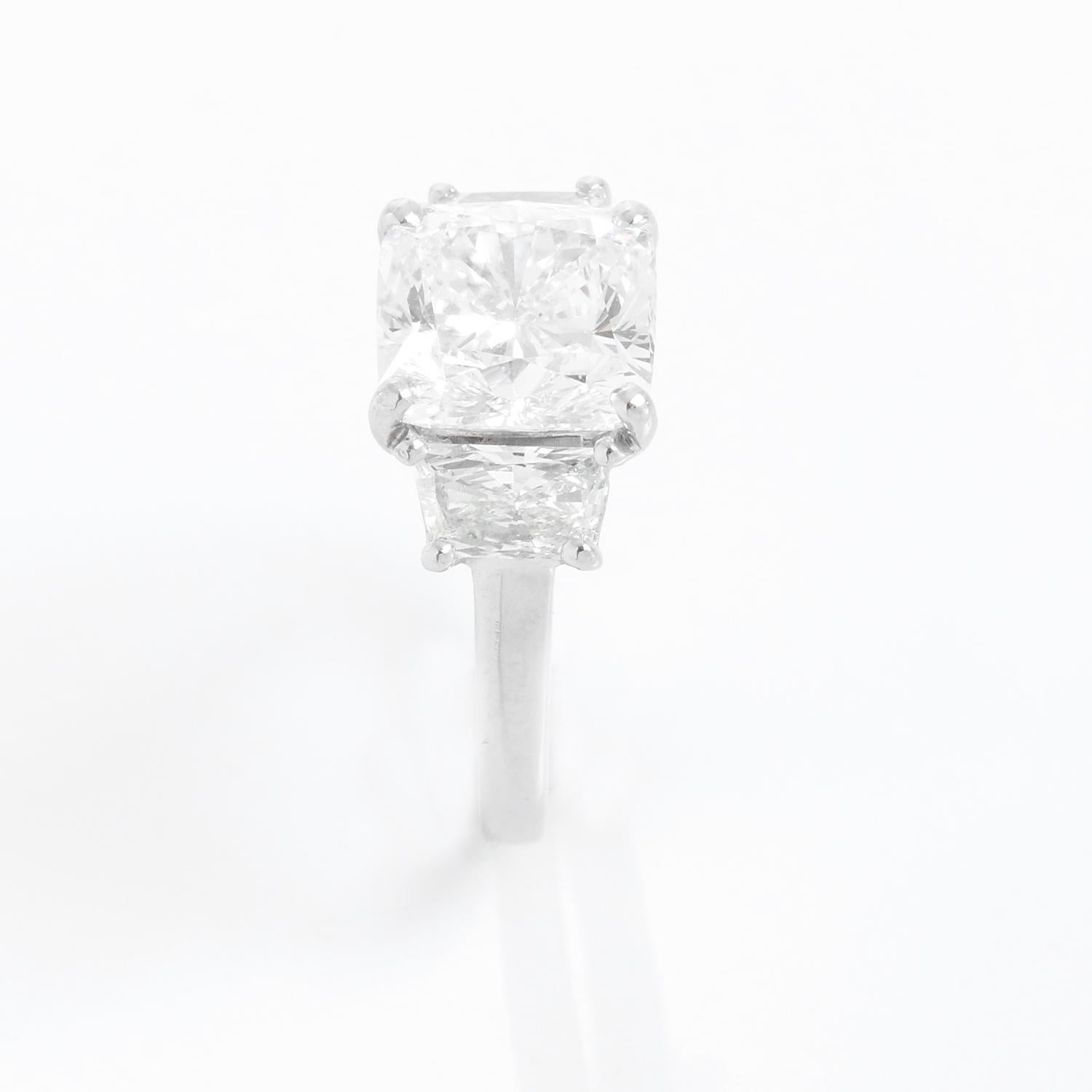 Verlobungsring mit 3,24 Karat Diamant im Kissenschliff Größe 4,5 im Zustand „Hervorragend“ im Angebot in Dallas, TX