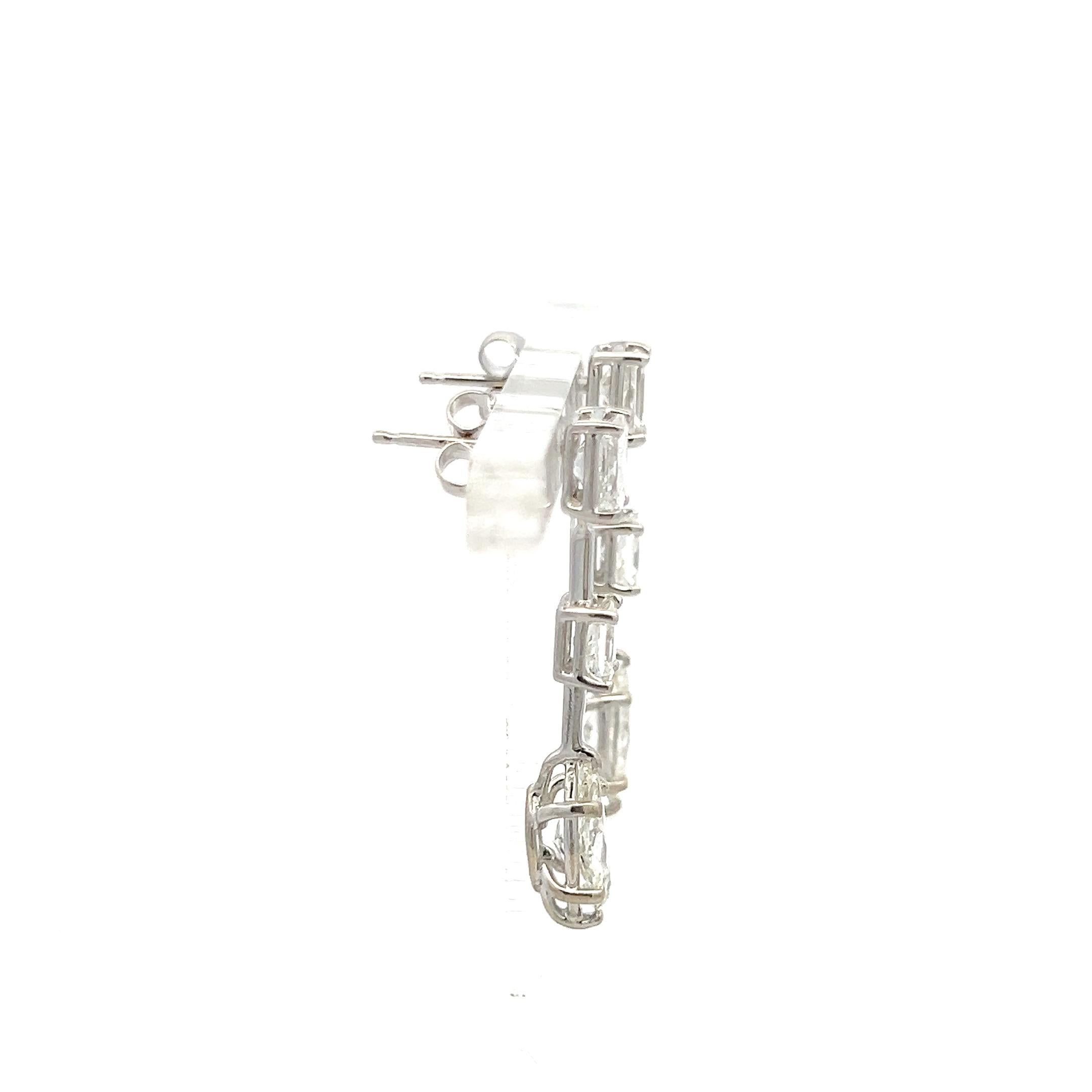 Titre :
Boucles d'oreilles pendantes en or blanc 14 carats composées de diamants de taille Marquis J-K VS2-SI2 et de diamants de taille Radiant J VS1 de 3,24 carats
Le style :
Drop
Métal :
Or blanc 14 carats
Pierre précieuse 1 :
Diamant de 0,88