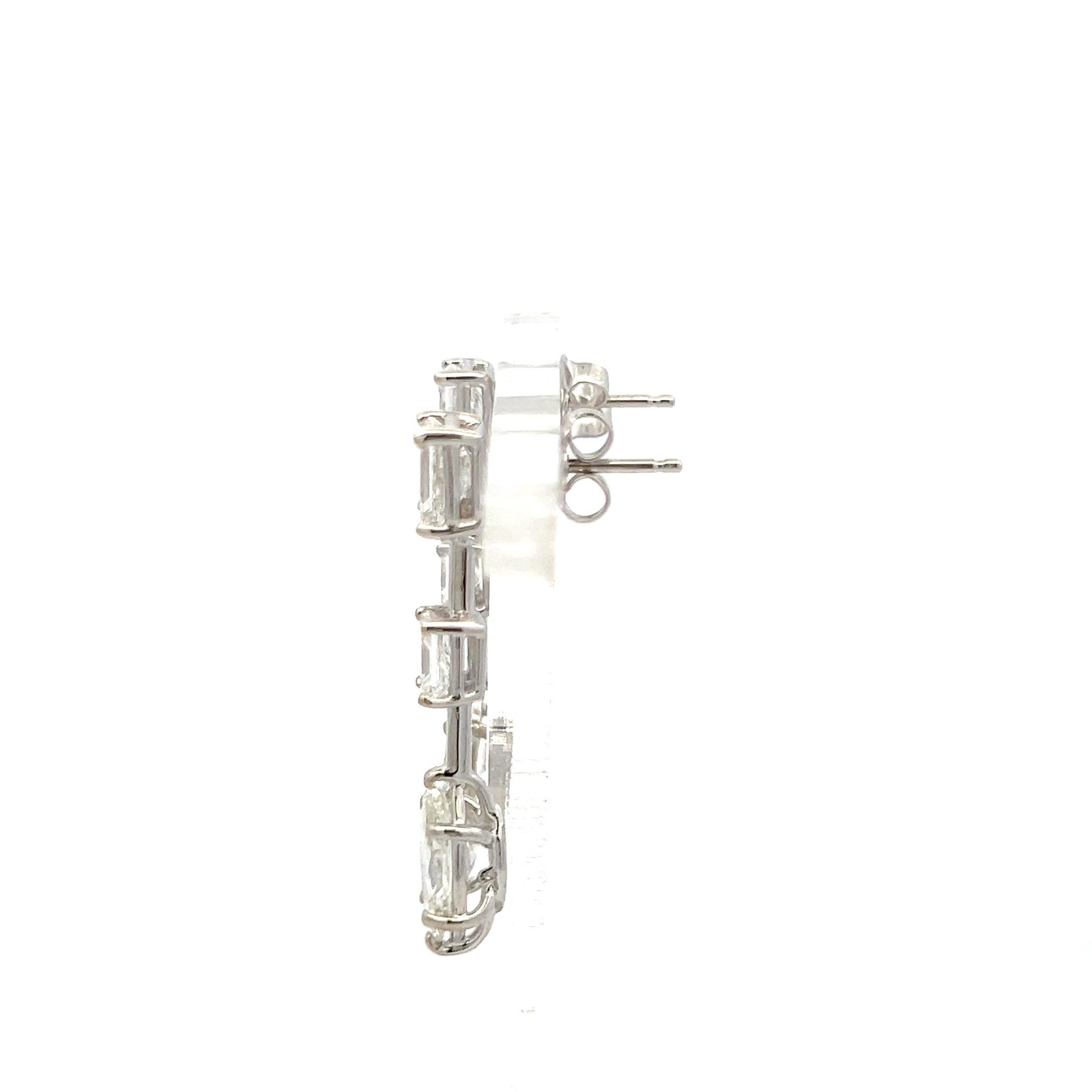 Boucles d'oreilles pendantes en or blanc 14 carats avec diamants taille radiant J-K VS de 3,24 carats Bon état - En vente à New York, NY