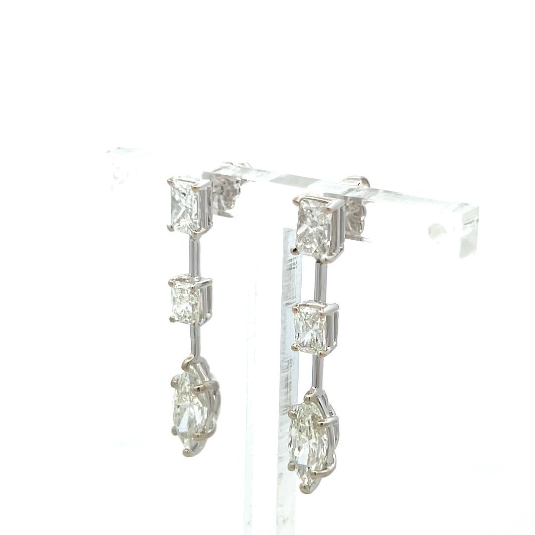 Boucles d'oreilles pendantes en or blanc 14 carats avec diamants taille radiant J-K VS de 3,24 carats en vente 1
