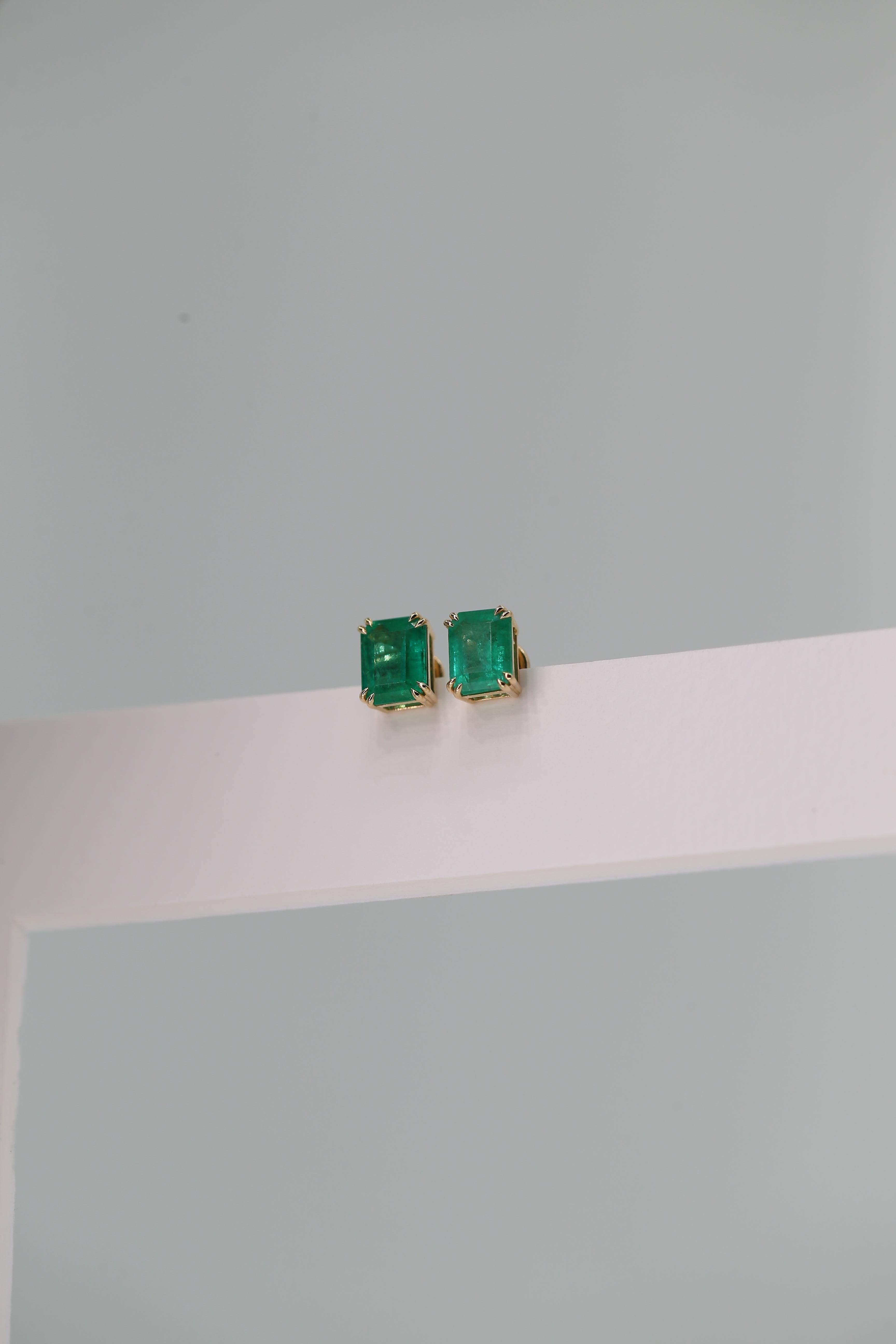 3.24 Carat Natural Emerald Stud Earrings 18k Yellow Gold
Primary Stones: 100% Natural Brazilian Emerald
Average Color/Clarity : Extraordinary Color AAA+ Medium Green/ Clarity, VS
Total Weight Emeralds: Approx. 3.24 Carats
Shape or Cut: Emerald