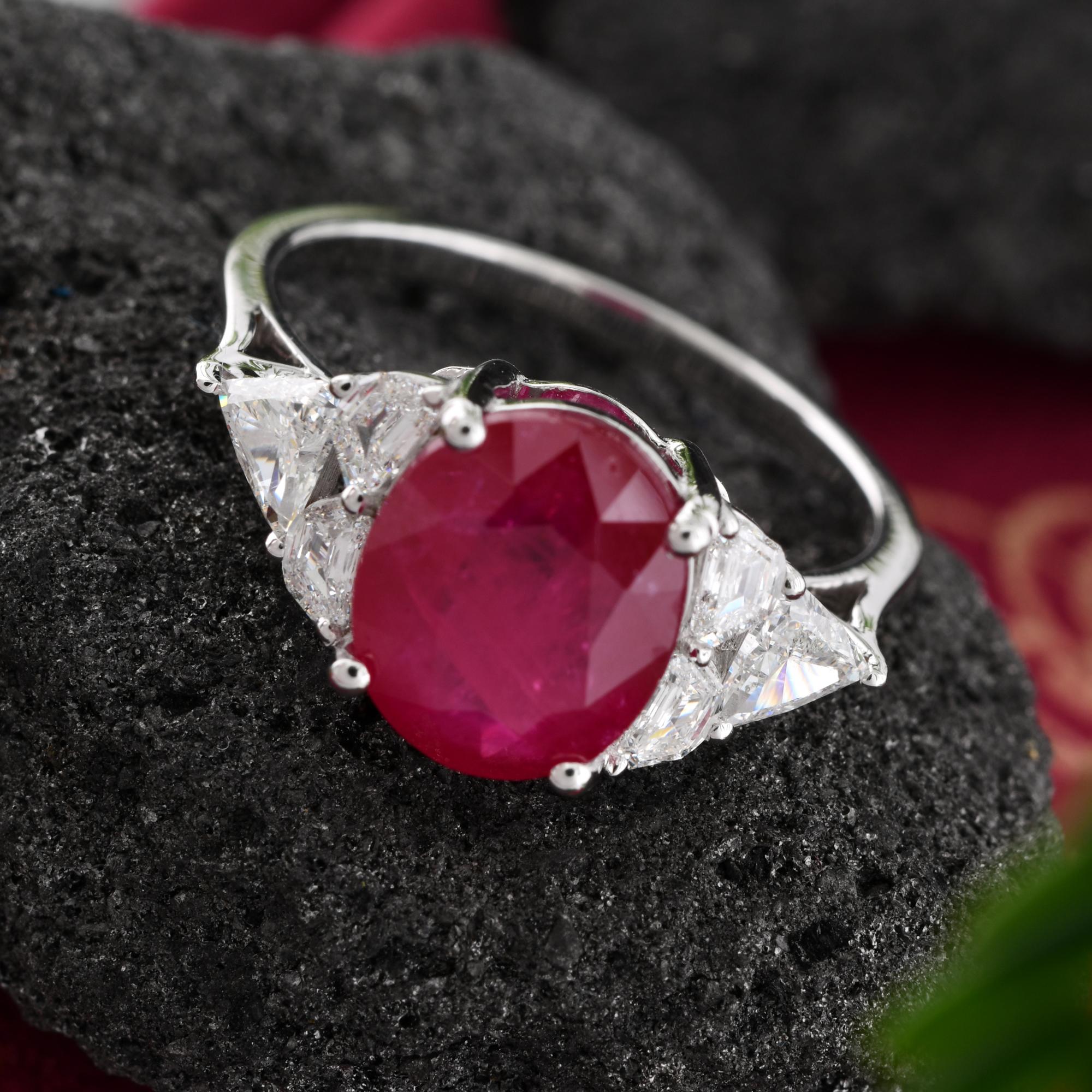 Anillo de gemas de rubí ovalado de 3,24 quilates Diamante SI/H de 0,61 quilates Oro blanco de 18 quilates en Nuevo estado para la venta en Diera, Dubai