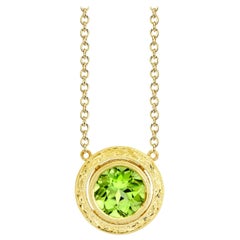 Collana con goccia di peridoto da 3,24 carati in oro giallo inciso a mano