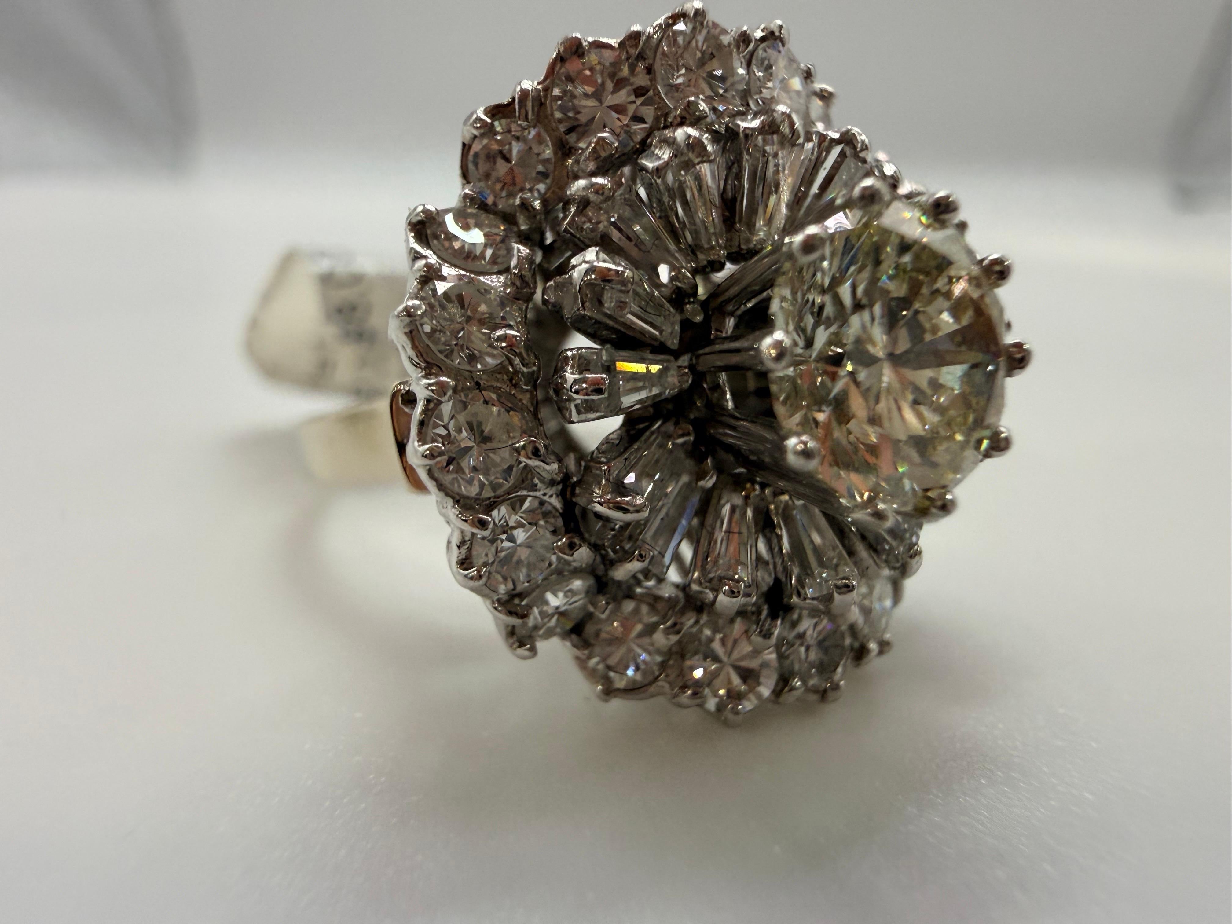 Atemberaubender Vintage Diamantring mit 1,24 Karat in der Mitte und 2 Karat kleineren Diamanten in 18KT Gold. Diamanten sind VS-SI, F-G-H Klarheit. Die Handwerkskunst ist ausgezeichnet, das Jahr ist unbekannt.

**Alle Artikel verlassen unser Haus