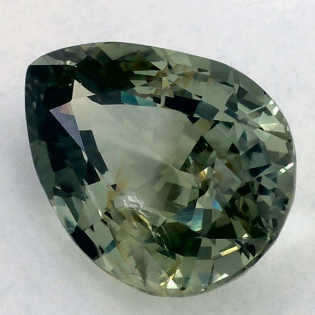 Questo zaffiro verde naturale offre eleganza e raffinatezza. Con la sua ricca saturazione del colore e il taglio preciso, è il centro perfetto per un anello di fidanzamento o un design di gioielli di lusso.

Questo zaffiro proviene dallo Sri Lanka