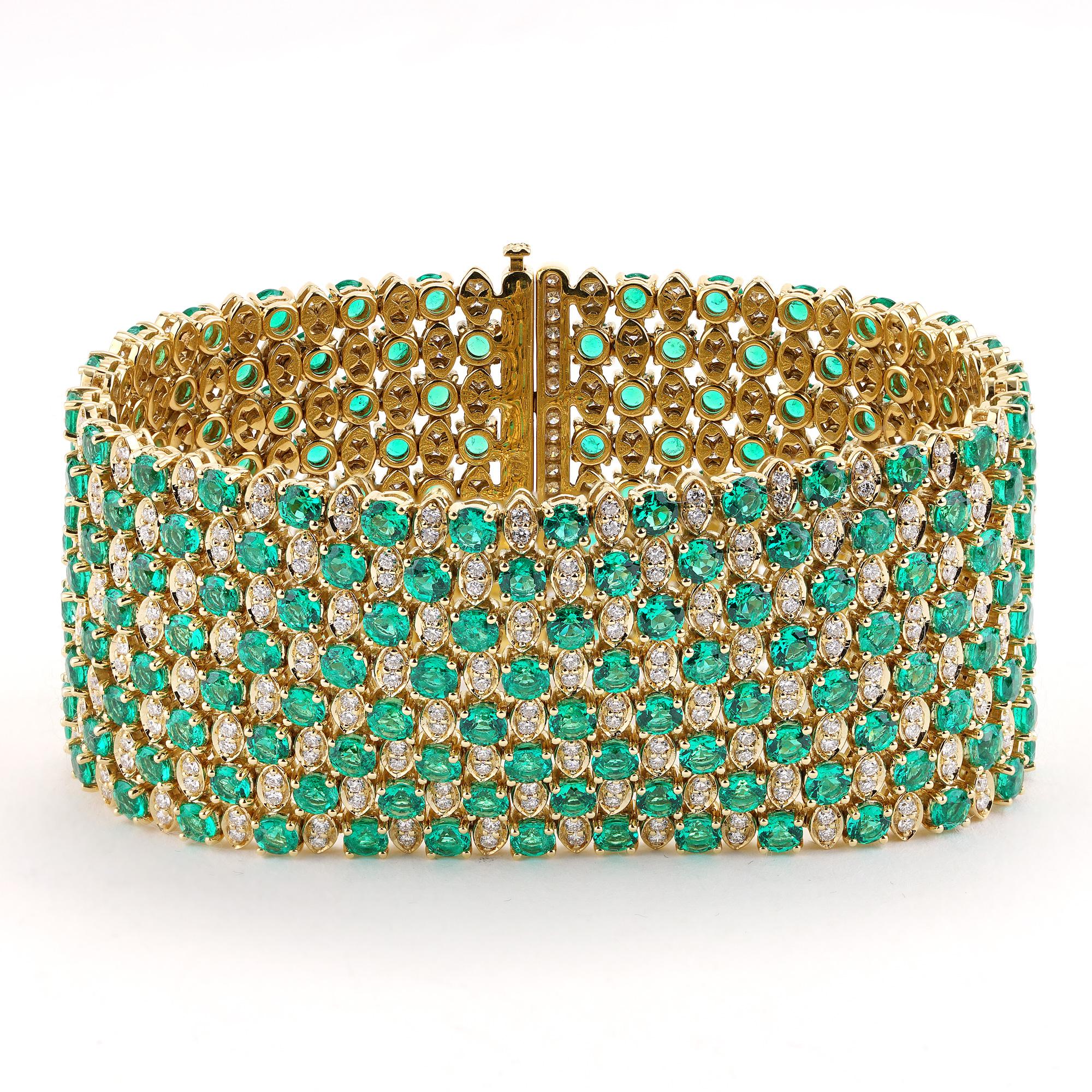 Rehaussez votre style avec ce bracelet exquis mettant en valeur 27,33 carats d'émeraudes vertes de Colombie et 5,07 carats de diamants éblouissants de couleur G et de pureté VS. Conçu pour les moments spéciaux du tapis rouge, ce bracelet mesure 7