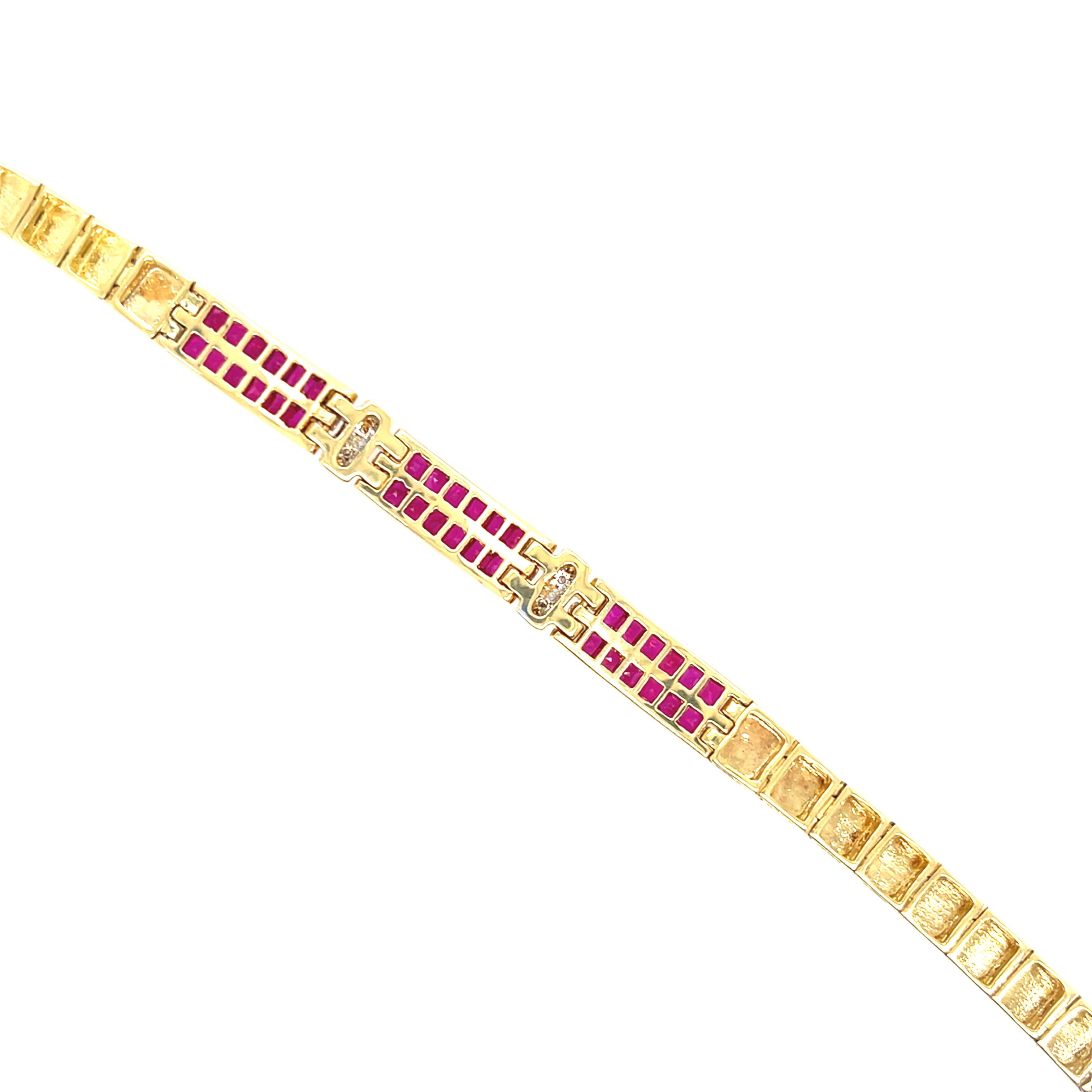 Armband aus 18 Karat Gelbgold mit 3,24 TCW Rubin und Diamant (Zeitgenössisch) im Angebot