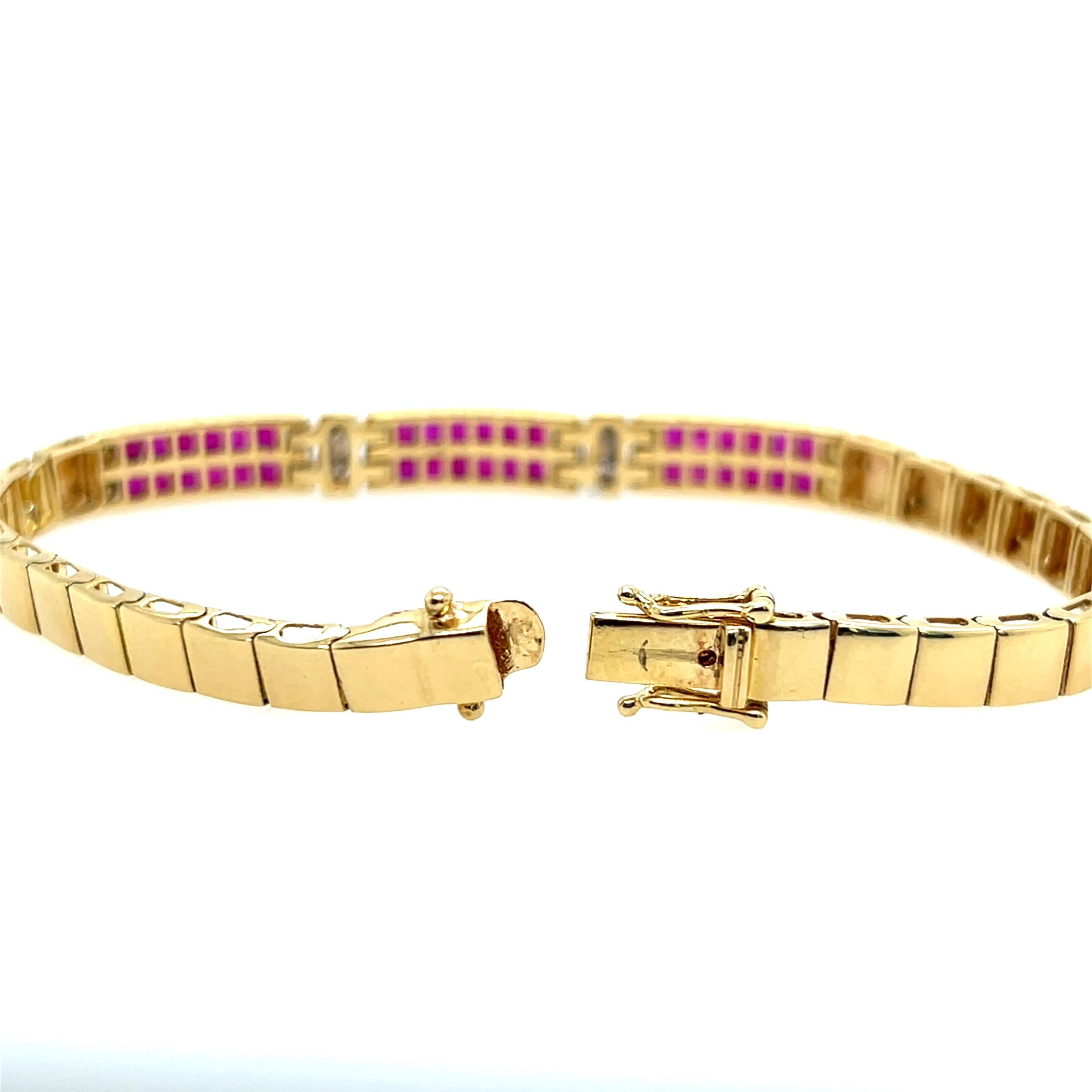 Armband aus 18 Karat Gelbgold mit 3,24 TCW Rubin und Diamant (Carréschliff) im Angebot