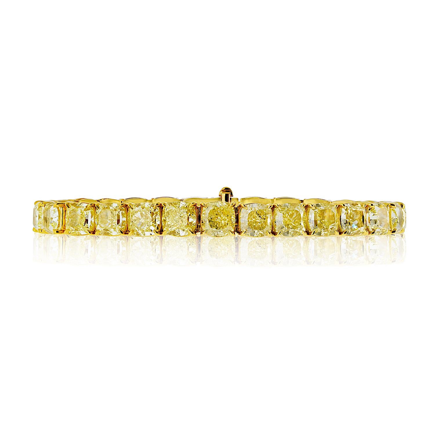 Dieses exquisite Armband aus 18-karätigem Gelbgold präsentiert 28 hellgelbe Diamanten im Kissenschliff, die alle vom GIA als natürliche, in der Erde abgebaute Steine zertifiziert sind. Mit unterschiedlichen Reinheitsgraden (VS2, VS1, VVS2, VVS1 und