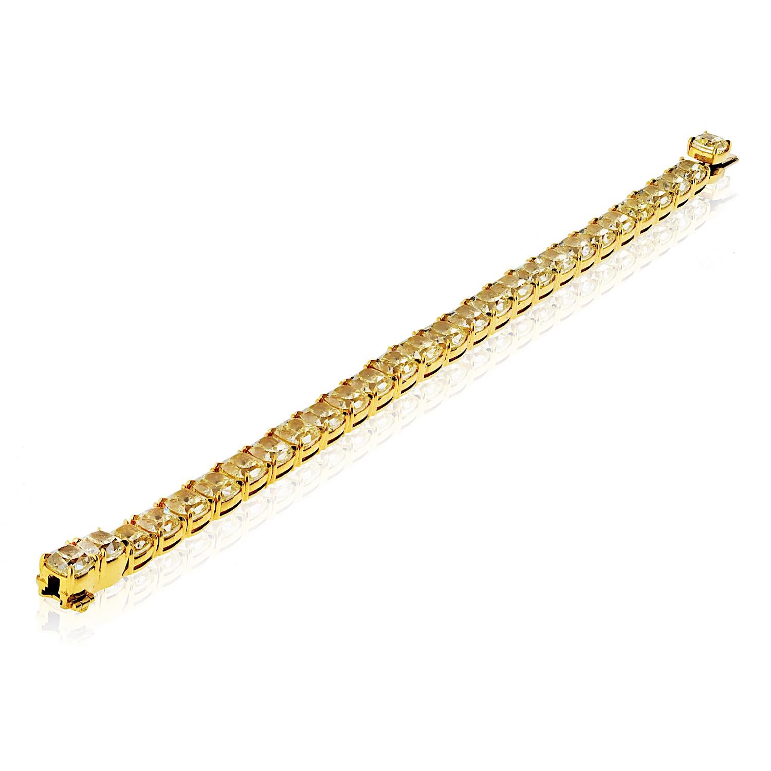 32,44 Karat 18K Gold Fancy Gelbes GIA-Diamant-Tennisarmband mit Kissenschliff im Kissenschliff Damen im Angebot