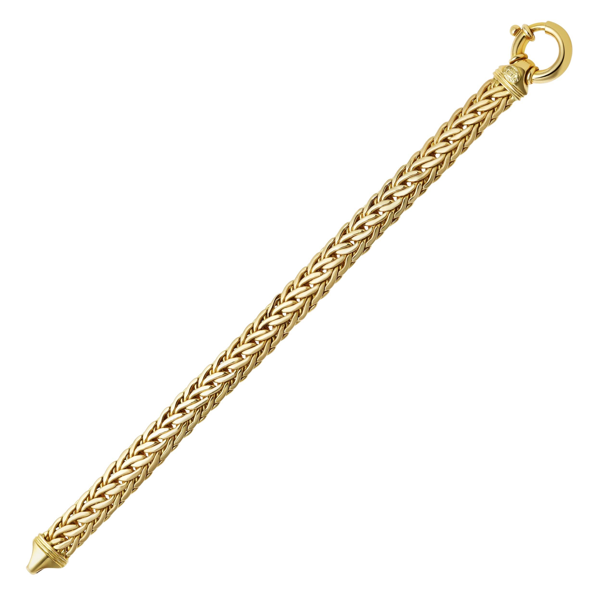 Un bracelet en chaîne élégant, avec une composition de style blé. Finement réalisé en or jaune 18 carats, d'une longueur de 8,5 pouces et d'une épaisseur de 10,30 mm. Ce bracelet pèse 32,46 grammes. Un complément parfait à toute tenue. 

Disponible