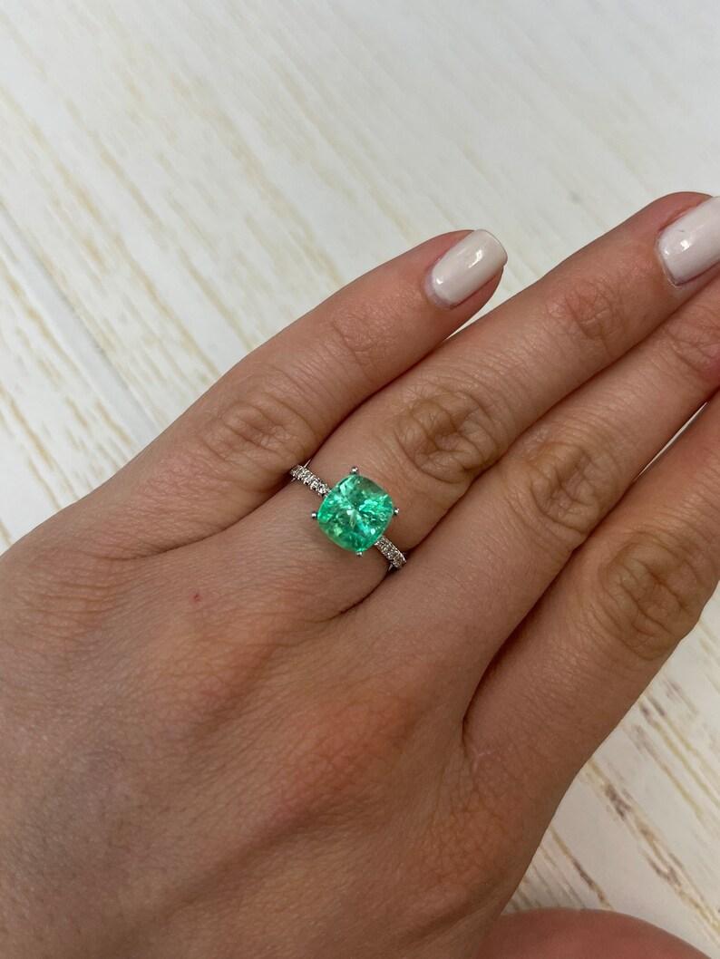 3,25 Carati 9x8 Smeraldo colombiano verde giallastro - Lussuoso taglio a cuscino May Gems in vendita 2