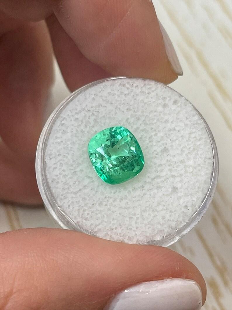 Donna 3,25 Carati 9x8 Smeraldo colombiano verde giallastro - Lussuoso taglio a cuscino May Gems in vendita