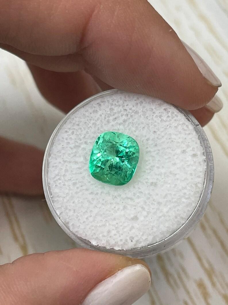 Taglio cuscino 3,25 Carati 9x8 Smeraldo colombiano verde giallastro - Lussuoso taglio a cuscino May Gems in vendita